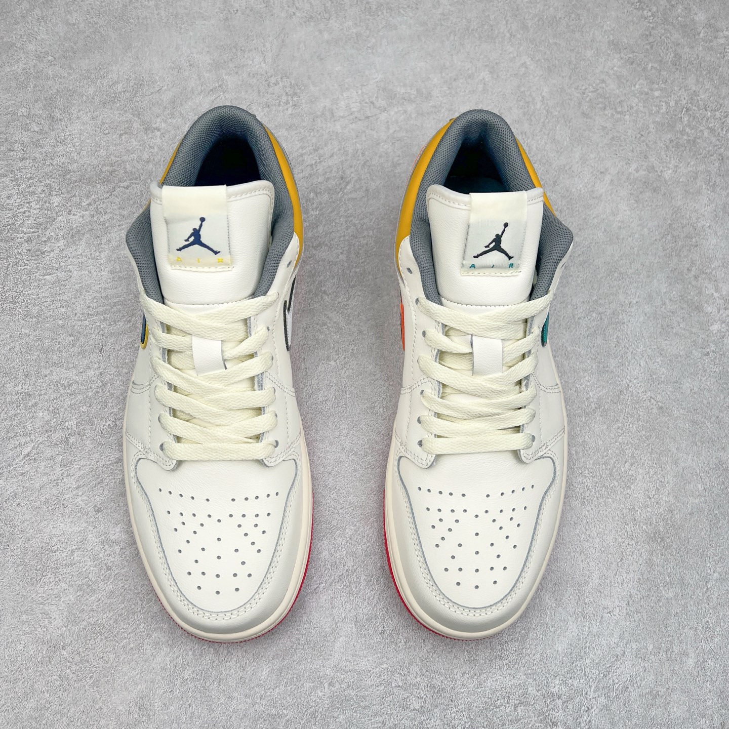 图片[2]-＃DT纯原 Air Jordan AJ1 Low 低帮 帆白黄 HV4511-133 终端优势供应 市面中低帮最具代表性版本没有之一 口碑大厂出品 品控大底版型不断改良更新 全套原纸板楦头开发 确保原汁原味 完美呈现版型 完美零毛边处理 原厂内置全掌气垫 价格定位良心 平台专用代工流水线出品 一眼公司既视感 拿到手的一瞬间就与众不同 碾压市面所有版本 全部原鞋开发 每一个配色都会采购原鞋确认细节 打破市面看图做货无好货之说 尺码：35.5 36 36.5 37.5 38 38.5 39 40 40.5 41 42 42.5 43 44 44.5 45 46-选品中心