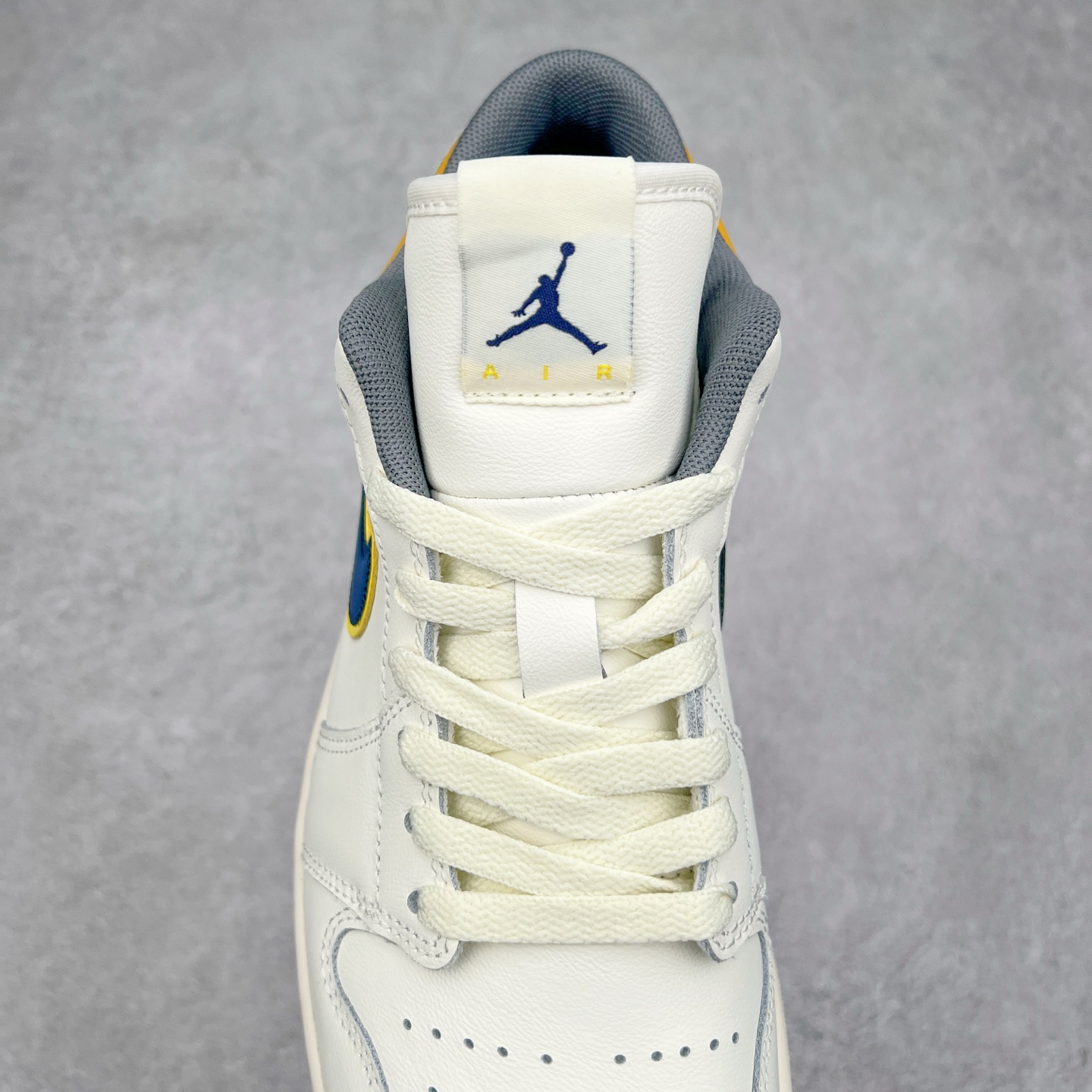 图片[5]-＃DT纯原 Air Jordan AJ1 Low 低帮 帆白黄 HV4511-133 终端优势供应 市面中低帮最具代表性版本没有之一 口碑大厂出品 品控大底版型不断改良更新 全套原纸板楦头开发 确保原汁原味 完美呈现版型 完美零毛边处理 原厂内置全掌气垫 价格定位良心 平台专用代工流水线出品 一眼公司既视感 拿到手的一瞬间就与众不同 碾压市面所有版本 全部原鞋开发 每一个配色都会采购原鞋确认细节 打破市面看图做货无好货之说 尺码：35.5 36 36.5 37.5 38 38.5 39 40 40.5 41 42 42.5 43 44 44.5 45 46-选品中心