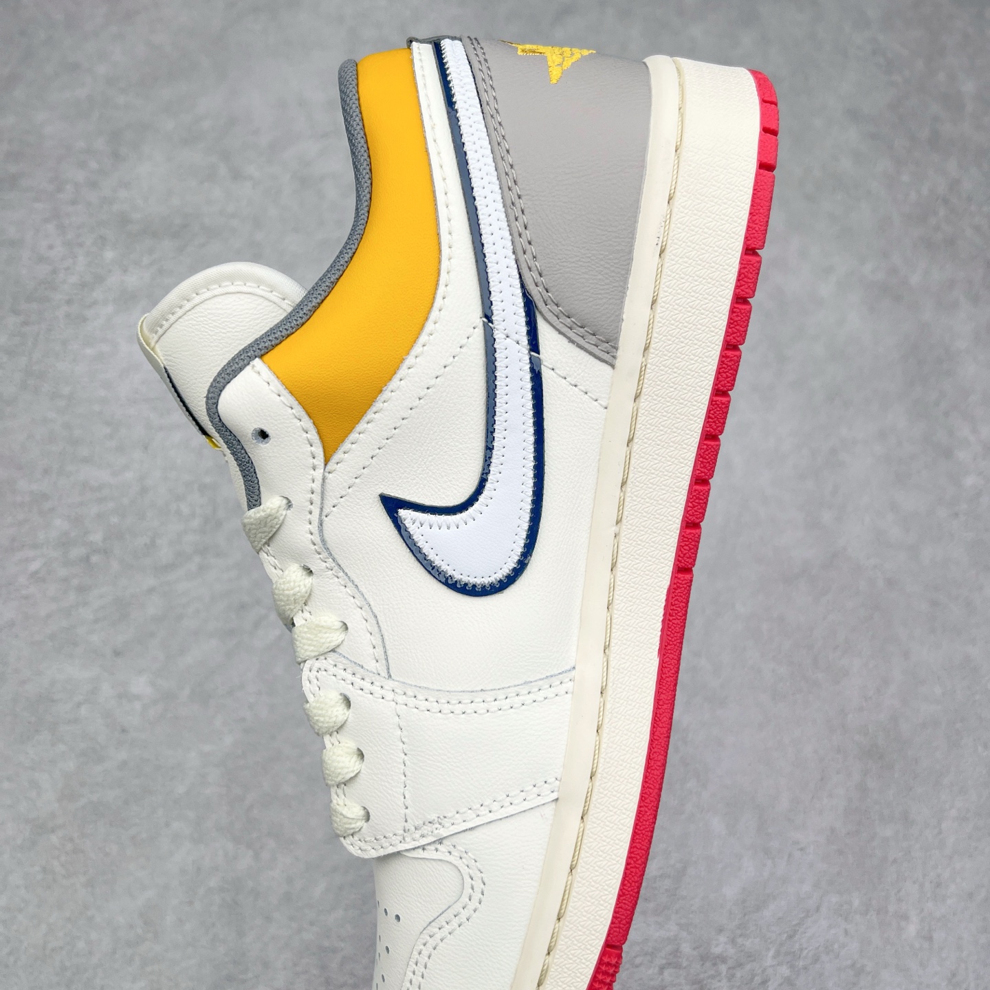 图片[6]-＃DT纯原 Air Jordan AJ1 Low 低帮 帆白黄 HV4511-133 终端优势供应 市面中低帮最具代表性版本没有之一 口碑大厂出品 品控大底版型不断改良更新 全套原纸板楦头开发 确保原汁原味 完美呈现版型 完美零毛边处理 原厂内置全掌气垫 价格定位良心 平台专用代工流水线出品 一眼公司既视感 拿到手的一瞬间就与众不同 碾压市面所有版本 全部原鞋开发 每一个配色都会采购原鞋确认细节 打破市面看图做货无好货之说 尺码：35.5 36 36.5 37.5 38 38.5 39 40 40.5 41 42 42.5 43 44 44.5 45 46-选品中心