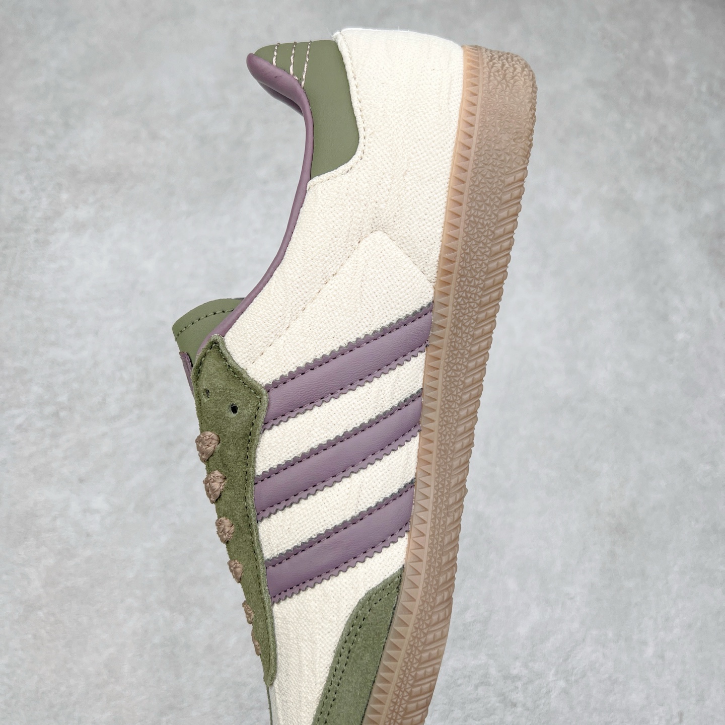 图片[7]-AD Original Samba OG 复古经典轻便板鞋 JP5675 这款桑巴鞋展示了高质量的工艺 带有装饰的超锁缝制和无缝的手感 柔软、柔软的皮革造型和标志性的3条纹完成了精致的外观 正规合身鞋带 鞋面上有绒面鞋垫 橡胶鞋底 享受正畸套筒软感 自50年代首次亮相以来就一直在赢得粉丝的青睐 尺码：36 36.5 37.5 38 38.5 39 40 40.5 41 42 42.5 43 44 44.5 45-选品中心