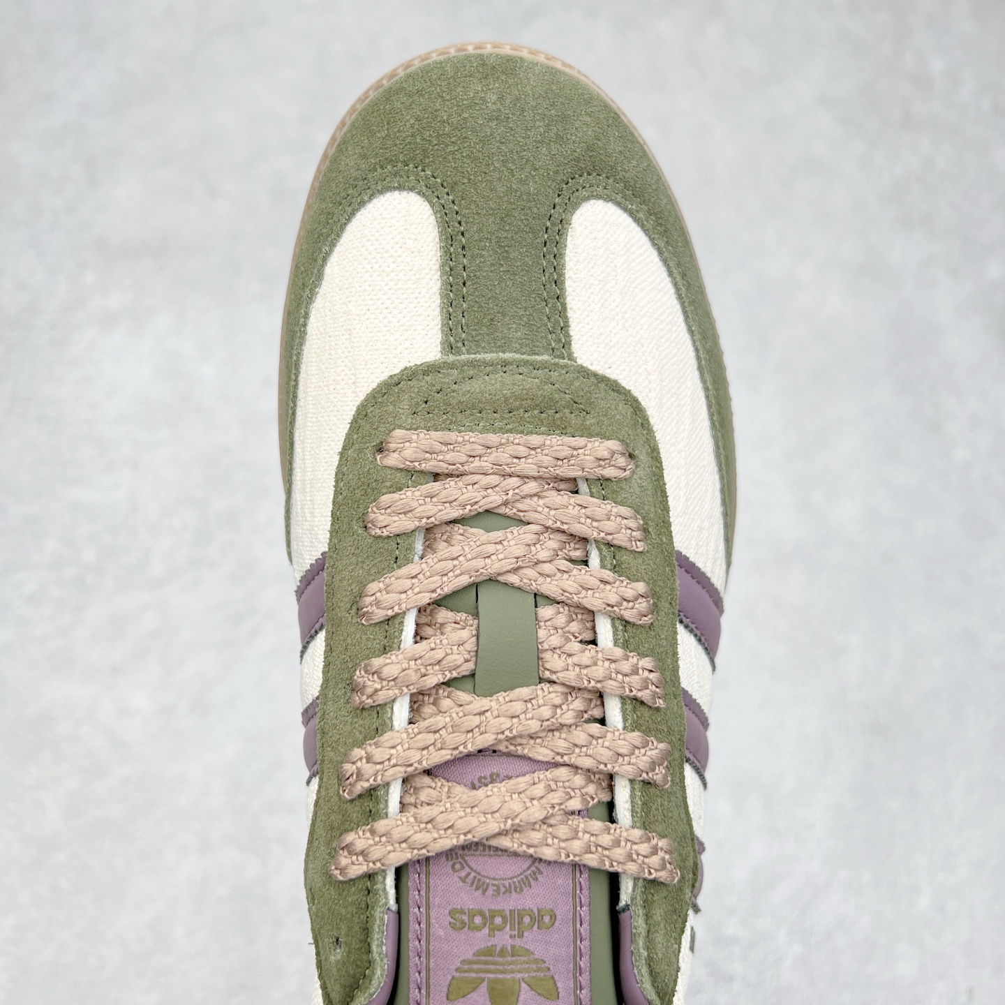 图片[4]-AD Original Samba OG 复古经典轻便板鞋 JP5675 这款桑巴鞋展示了高质量的工艺 带有装饰的超锁缝制和无缝的手感 柔软、柔软的皮革造型和标志性的3条纹完成了精致的外观 正规合身鞋带 鞋面上有绒面鞋垫 橡胶鞋底 享受正畸套筒软感 自50年代首次亮相以来就一直在赢得粉丝的青睐 尺码：36 36.5 37.5 38 38.5 39 40 40.5 41 42 42.5 43 44 44.5 45-选品中心