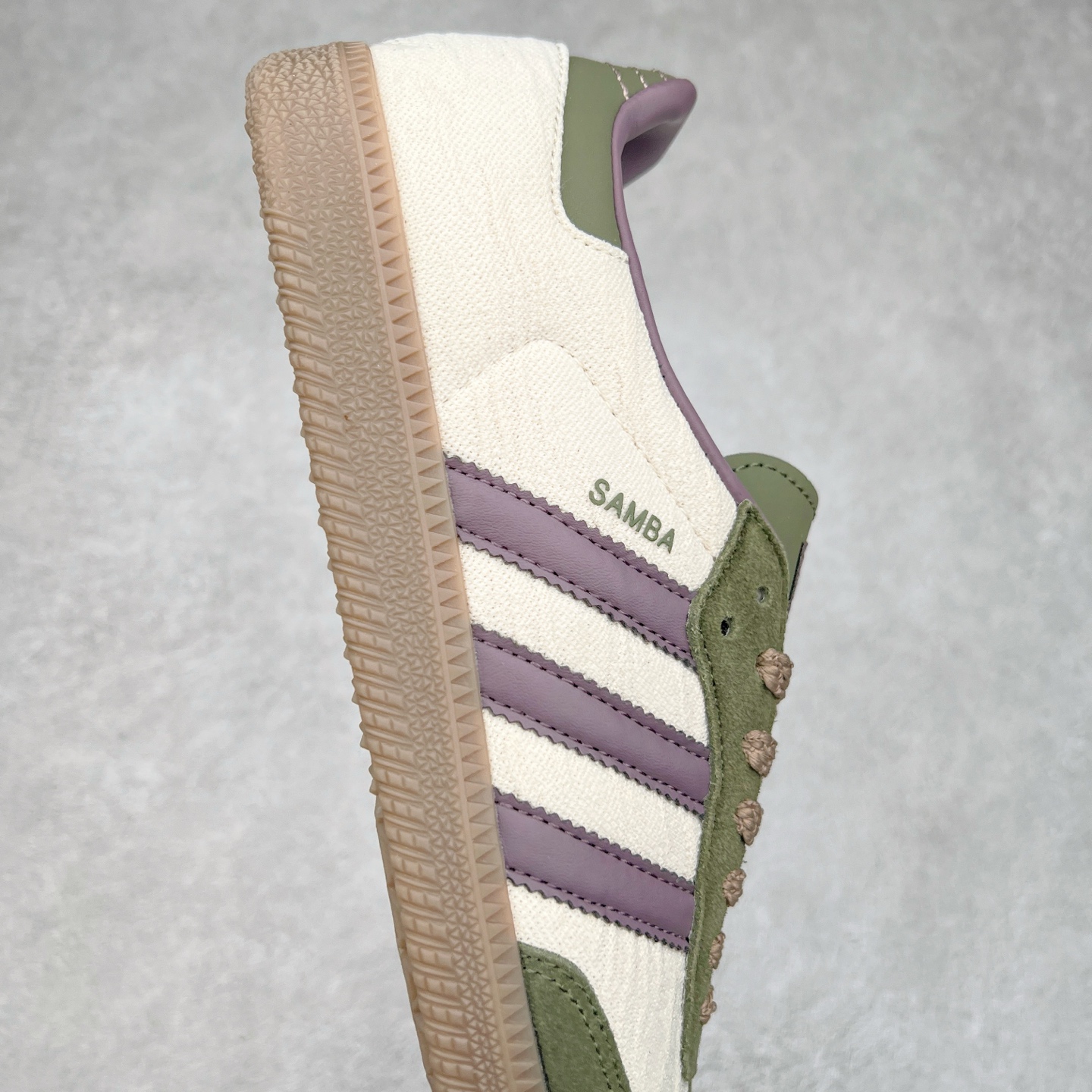图片[6]-AD Original Samba OG 复古经典轻便板鞋 JP5675 这款桑巴鞋展示了高质量的工艺 带有装饰的超锁缝制和无缝的手感 柔软、柔软的皮革造型和标志性的3条纹完成了精致的外观 正规合身鞋带 鞋面上有绒面鞋垫 橡胶鞋底 享受正畸套筒软感 自50年代首次亮相以来就一直在赢得粉丝的青睐 尺码：36 36.5 37.5 38 38.5 39 40 40.5 41 42 42.5 43 44 44.5 45-选品中心