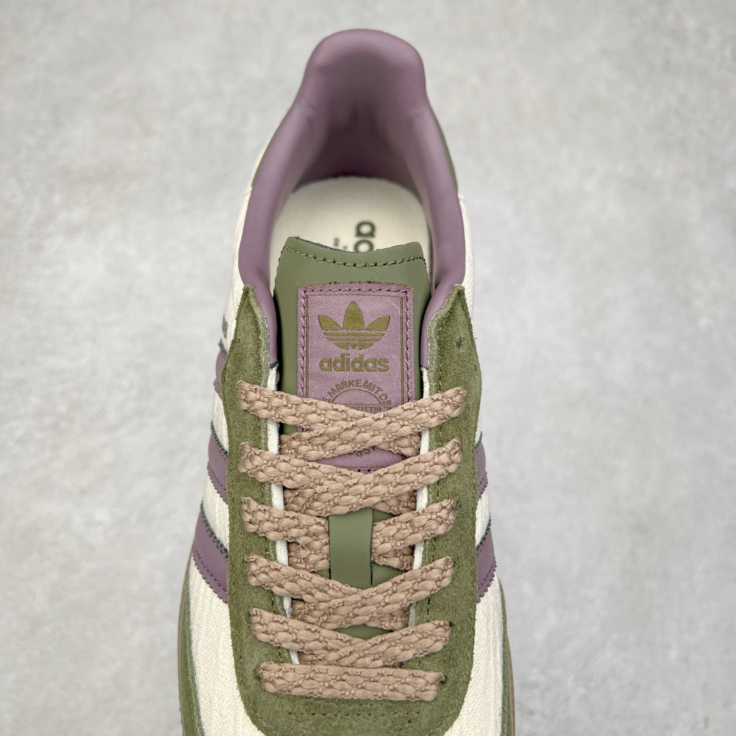 图片[5]-AD Original Samba OG 复古经典轻便板鞋 JP5675 这款桑巴鞋展示了高质量的工艺 带有装饰的超锁缝制和无缝的手感 柔软、柔软的皮革造型和标志性的3条纹完成了精致的外观 正规合身鞋带 鞋面上有绒面鞋垫 橡胶鞋底 享受正畸套筒软感 自50年代首次亮相以来就一直在赢得粉丝的青睐 尺码：36 36.5 37.5 38 38.5 39 40 40.5 41 42 42.5 43 44 44.5 45-选品中心