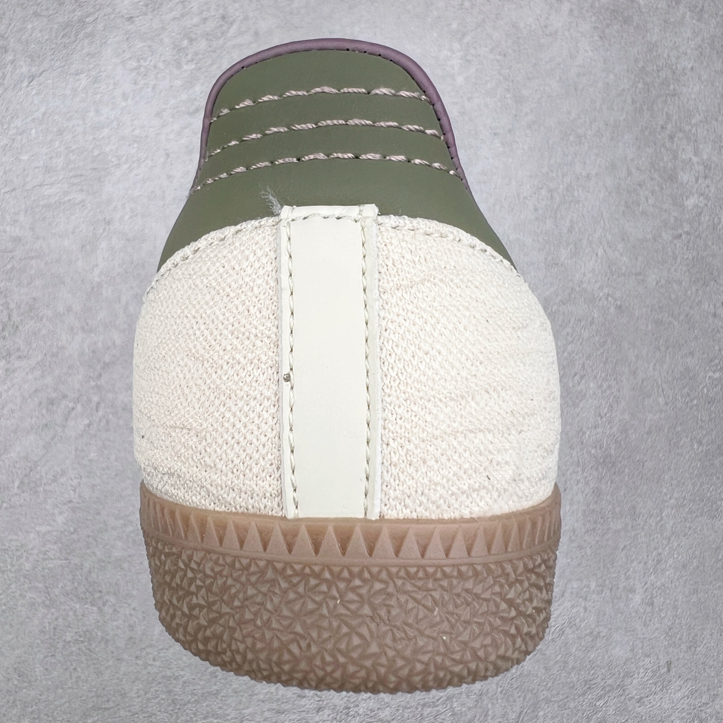 图片[8]-AD Original Samba OG 复古经典轻便板鞋 JP5675 这款桑巴鞋展示了高质量的工艺 带有装饰的超锁缝制和无缝的手感 柔软、柔软的皮革造型和标志性的3条纹完成了精致的外观 正规合身鞋带 鞋面上有绒面鞋垫 橡胶鞋底 享受正畸套筒软感 自50年代首次亮相以来就一直在赢得粉丝的青睐 尺码：36 36.5 37.5 38 38.5 39 40 40.5 41 42 42.5 43 44 44.5 45-选品中心