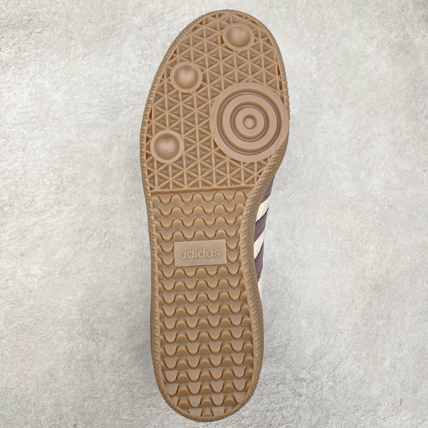 图片[9]-AD Original Samba OG 复古经典轻便板鞋 JP5675 这款桑巴鞋展示了高质量的工艺 带有装饰的超锁缝制和无缝的手感 柔软、柔软的皮革造型和标志性的3条纹完成了精致的外观 正规合身鞋带 鞋面上有绒面鞋垫 橡胶鞋底 享受正畸套筒软感 自50年代首次亮相以来就一直在赢得粉丝的青睐 尺码：36 36.5 37.5 38 38.5 39 40 40.5 41 42 42.5 43 44 44.5 45-选品中心