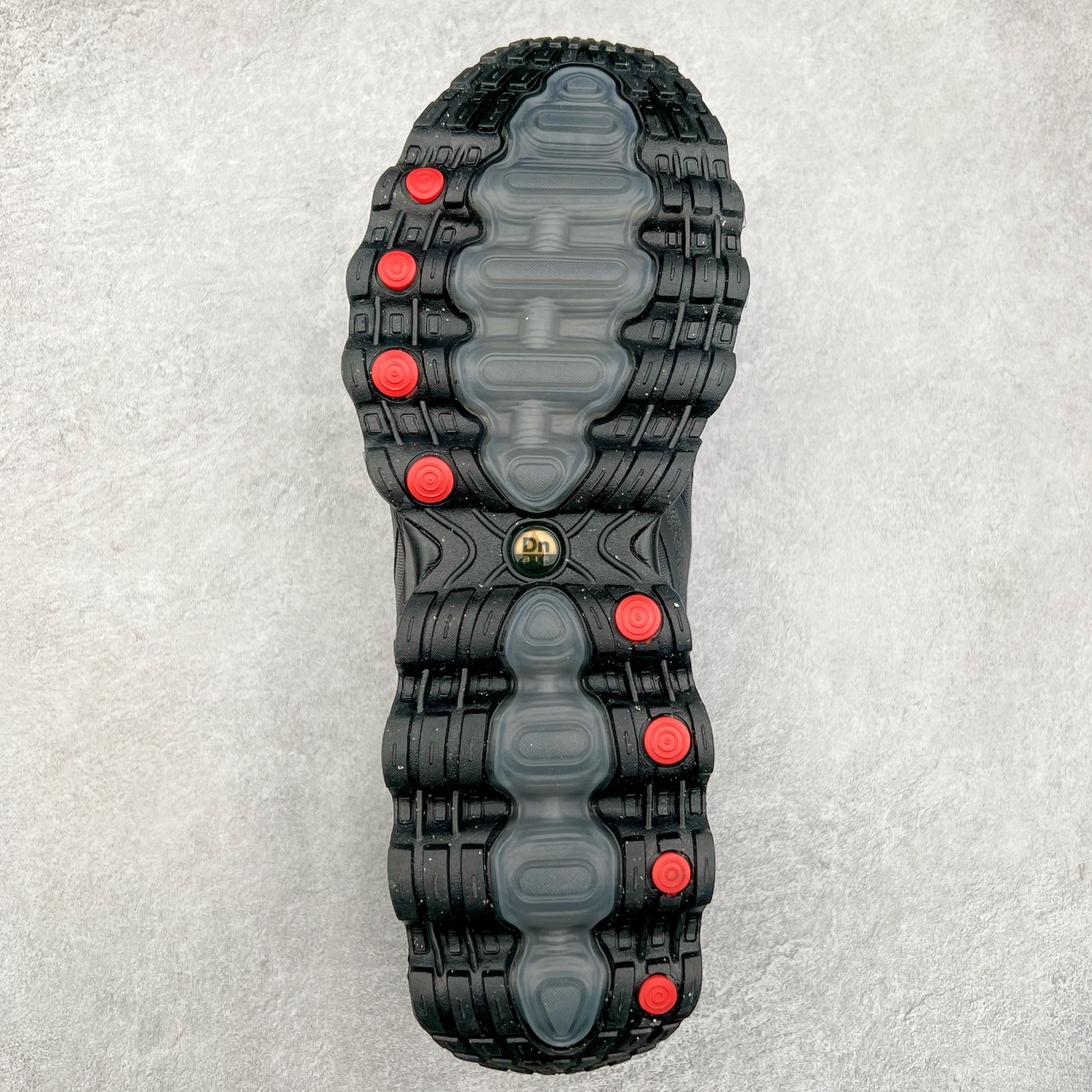 图片[9]-NK Air Max DN8 全掌科技气垫缓震运动跑鞋 HF5509-002 DN8的核心亮点在于其八腔气垫结构 根据不同部位设定的气压值专为行走设计 提供卓越的舒适感 鞋面的设计让人联想到上世纪90年代末至2000年代初的多款Air Max 中底上系列圆形孔洞引发了热议 不少人将其与竞争品牌的缓震技术进行比较 例如K-SWISS 2010年代初推出的Tubes技 及以多孔鞋底闻名的品牌 尺码：36 36.5 37.5 38 38.5 39 40 40.5 41 42 42.5 43 44 44.5 45-选品中心
