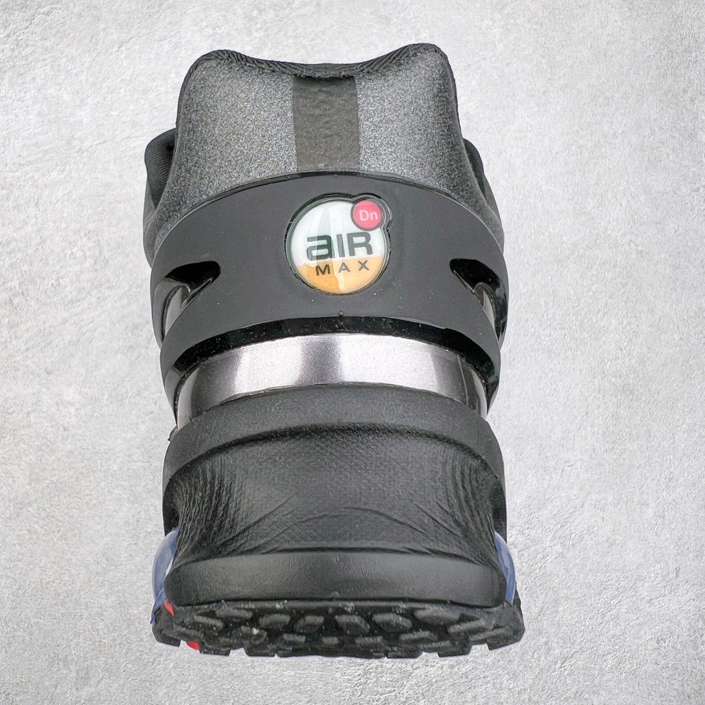 图片[8]-NK Air Max DN8 全掌科技气垫缓震运动跑鞋 HF5509-002 DN8的核心亮点在于其八腔气垫结构 根据不同部位设定的气压值专为行走设计 提供卓越的舒适感 鞋面的设计让人联想到上世纪90年代末至2000年代初的多款Air Max 中底上系列圆形孔洞引发了热议 不少人将其与竞争品牌的缓震技术进行比较 例如K-SWISS 2010年代初推出的Tubes技 及以多孔鞋底闻名的品牌 尺码：36 36.5 37.5 38 38.5 39 40 40.5 41 42 42.5 43 44 44.5 45-选品中心