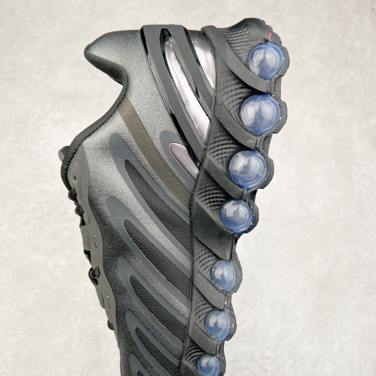 图片[7]-NK Air Max DN8 全掌科技气垫缓震运动跑鞋 HF5509-002 DN8的核心亮点在于其八腔气垫结构 根据不同部位设定的气压值专为行走设计 提供卓越的舒适感 鞋面的设计让人联想到上世纪90年代末至2000年代初的多款Air Max 中底上系列圆形孔洞引发了热议 不少人将其与竞争品牌的缓震技术进行比较 例如K-SWISS 2010年代初推出的Tubes技 及以多孔鞋底闻名的品牌 尺码：36 36.5 37.5 38 38.5 39 40 40.5 41 42 42.5 43 44 44.5 45-选品中心