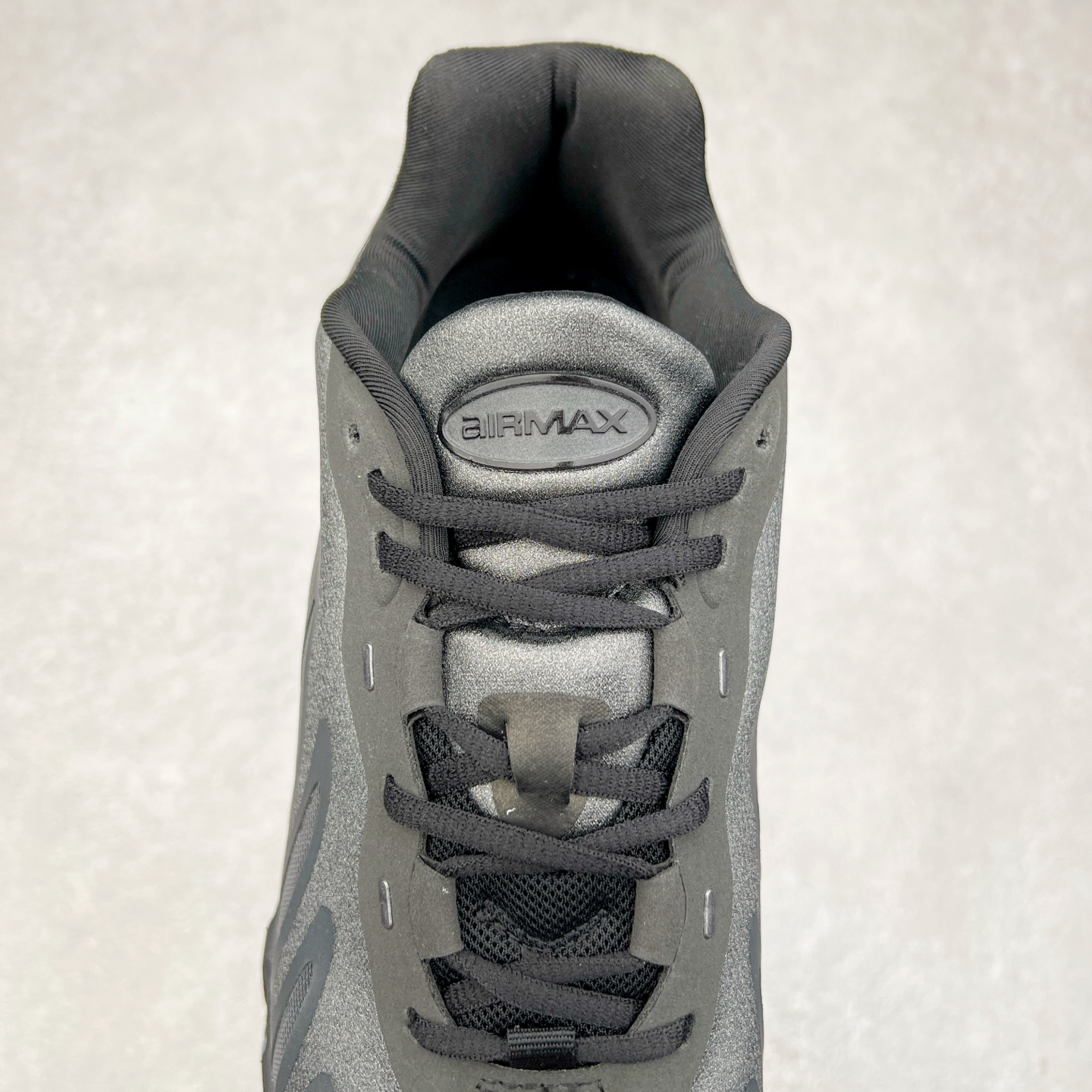 图片[5]-NK Air Max DN8 全掌科技气垫缓震运动跑鞋 HF5509-002 DN8的核心亮点在于其八腔气垫结构 根据不同部位设定的气压值专为行走设计 提供卓越的舒适感 鞋面的设计让人联想到上世纪90年代末至2000年代初的多款Air Max 中底上系列圆形孔洞引发了热议 不少人将其与竞争品牌的缓震技术进行比较 例如K-SWISS 2010年代初推出的Tubes技 及以多孔鞋底闻名的品牌 尺码：36 36.5 37.5 38 38.5 39 40 40.5 41 42 42.5 43 44 44.5 45-选品中心