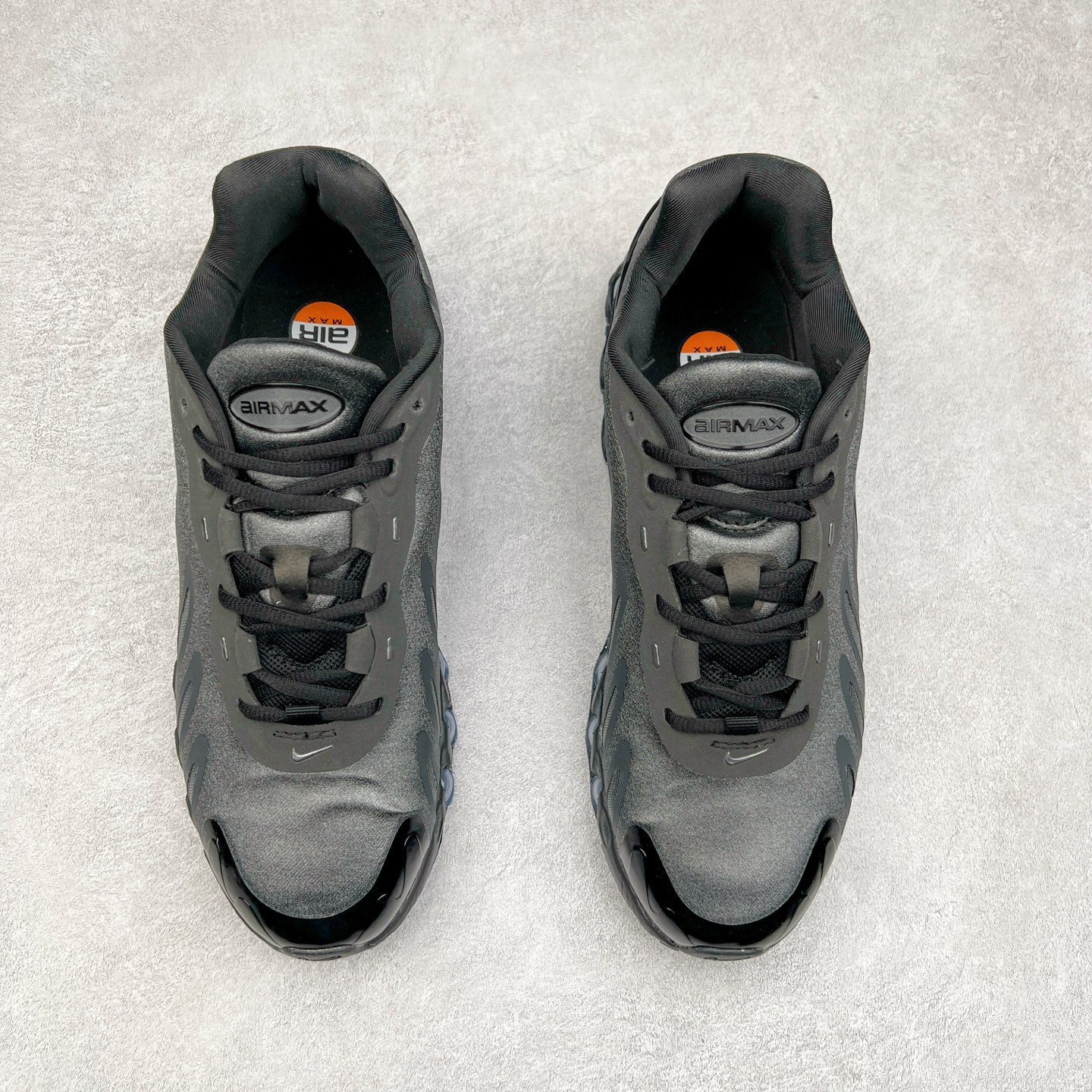 图片[2]-NK Air Max DN8 全掌科技气垫缓震运动跑鞋 HF5509-002 DN8的核心亮点在于其八腔气垫结构 根据不同部位设定的气压值专为行走设计 提供卓越的舒适感 鞋面的设计让人联想到上世纪90年代末至2000年代初的多款Air Max 中底上系列圆形孔洞引发了热议 不少人将其与竞争品牌的缓震技术进行比较 例如K-SWISS 2010年代初推出的Tubes技 及以多孔鞋底闻名的品牌 尺码：36 36.5 37.5 38 38.5 39 40 40.5 41 42 42.5 43 44 44.5 45-选品中心