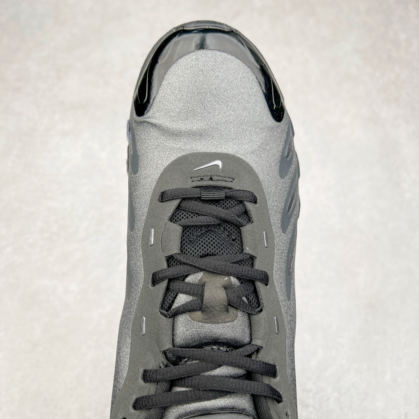 图片[4]-NK Air Max DN8 全掌科技气垫缓震运动跑鞋 HF5509-002 DN8的核心亮点在于其八腔气垫结构 根据不同部位设定的气压值专为行走设计 提供卓越的舒适感 鞋面的设计让人联想到上世纪90年代末至2000年代初的多款Air Max 中底上系列圆形孔洞引发了热议 不少人将其与竞争品牌的缓震技术进行比较 例如K-SWISS 2010年代初推出的Tubes技 及以多孔鞋底闻名的品牌 尺码：36 36.5 37.5 38 38.5 39 40 40.5 41 42 42.5 43 44 44.5 45-选品中心