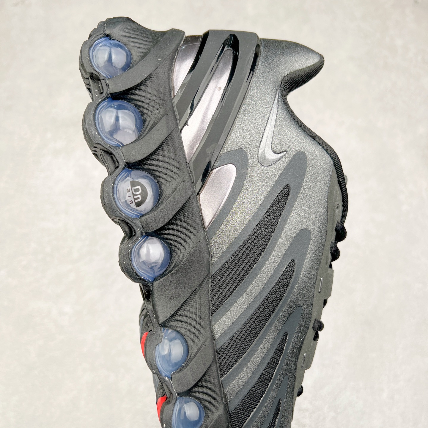 图片[6]-NK Air Max DN8 全掌科技气垫缓震运动跑鞋 HF5509-002 DN8的核心亮点在于其八腔气垫结构 根据不同部位设定的气压值专为行走设计 提供卓越的舒适感 鞋面的设计让人联想到上世纪90年代末至2000年代初的多款Air Max 中底上系列圆形孔洞引发了热议 不少人将其与竞争品牌的缓震技术进行比较 例如K-SWISS 2010年代初推出的Tubes技 及以多孔鞋底闻名的品牌 尺码：36 36.5 37.5 38 38.5 39 40 40.5 41 42 42.5 43 44 44.5 45-选品中心