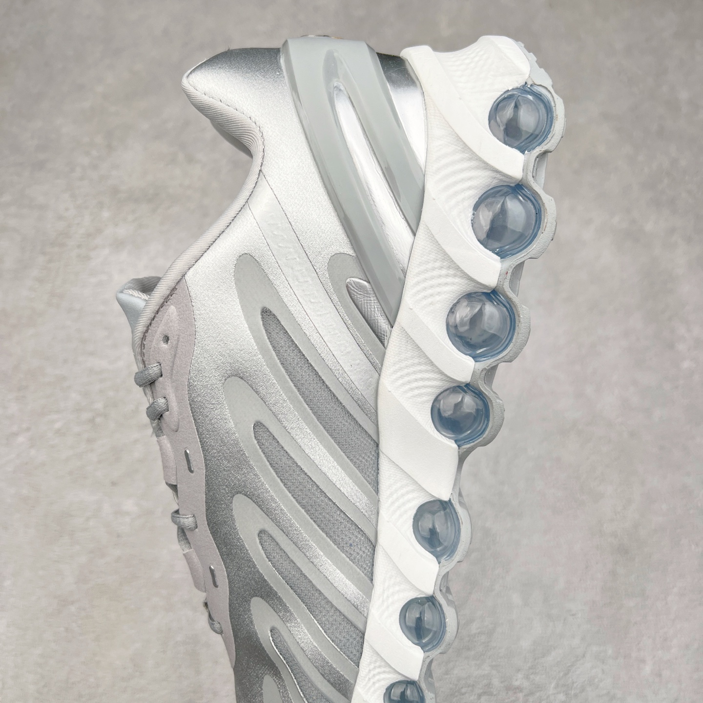 图片[7]-NK Air Max DN8 全掌科技气垫缓震运动跑鞋 HF5509-001 DN8的核心亮点在于其八腔气垫结构 根据不同部位设定的气压值专为行走设计 提供卓越的舒适感 鞋面的设计让人联想到上世纪90年代末至2000年代初的多款Air Max 中底上系列圆形孔洞引发了热议 不少人将其与竞争品牌的缓震技术进行比较 例如K-SWISS 2010年代初推出的Tubes技 及以多孔鞋底闻名的品牌 尺码：36 36.5 37.5 38 38.5 39 40 40.5 41 42 42.5 43 44 44.5 45-选品中心