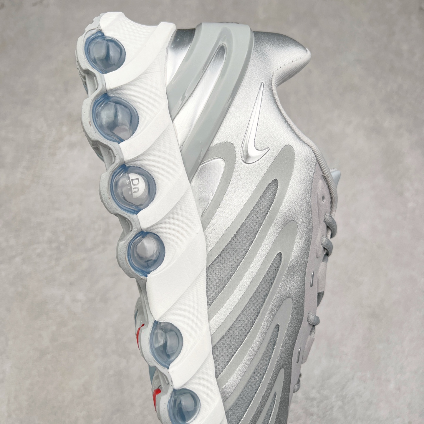 图片[6]-NK Air Max DN8 全掌科技气垫缓震运动跑鞋 HF5509-001 DN8的核心亮点在于其八腔气垫结构 根据不同部位设定的气压值专为行走设计 提供卓越的舒适感 鞋面的设计让人联想到上世纪90年代末至2000年代初的多款Air Max 中底上系列圆形孔洞引发了热议 不少人将其与竞争品牌的缓震技术进行比较 例如K-SWISS 2010年代初推出的Tubes技 及以多孔鞋底闻名的品牌 尺码：36 36.5 37.5 38 38.5 39 40 40.5 41 42 42.5 43 44 44.5 45-选品中心