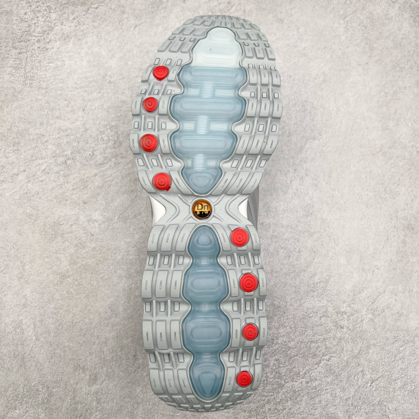 图片[9]-NK Air Max DN8 全掌科技气垫缓震运动跑鞋 HF5509-001 DN8的核心亮点在于其八腔气垫结构 根据不同部位设定的气压值专为行走设计 提供卓越的舒适感 鞋面的设计让人联想到上世纪90年代末至2000年代初的多款Air Max 中底上系列圆形孔洞引发了热议 不少人将其与竞争品牌的缓震技术进行比较 例如K-SWISS 2010年代初推出的Tubes技 及以多孔鞋底闻名的品牌 尺码：36 36.5 37.5 38 38.5 39 40 40.5 41 42 42.5 43 44 44.5 45-选品中心