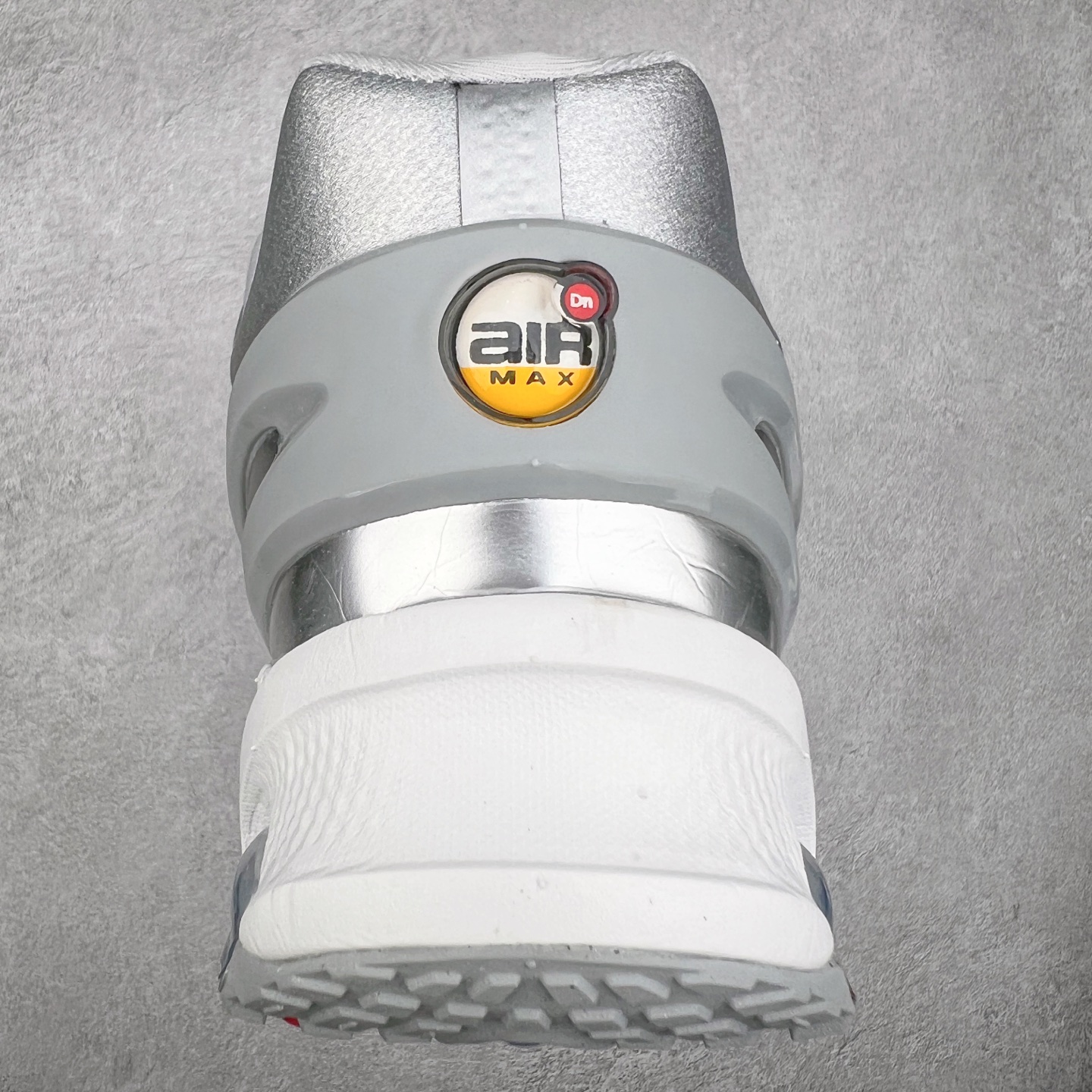 图片[8]-NK Air Max DN8 全掌科技气垫缓震运动跑鞋 HF5509-001 DN8的核心亮点在于其八腔气垫结构 根据不同部位设定的气压值专为行走设计 提供卓越的舒适感 鞋面的设计让人联想到上世纪90年代末至2000年代初的多款Air Max 中底上系列圆形孔洞引发了热议 不少人将其与竞争品牌的缓震技术进行比较 例如K-SWISS 2010年代初推出的Tubes技 及以多孔鞋底闻名的品牌 尺码：36 36.5 37.5 38 38.5 39 40 40.5 41 42 42.5 43 44 44.5 45-选品中心