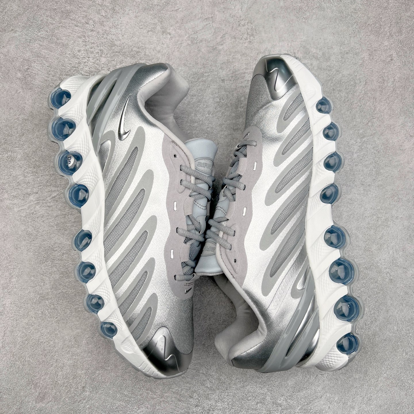 图片[3]-NK Air Max DN8 全掌科技气垫缓震运动跑鞋 HF5509-001 DN8的核心亮点在于其八腔气垫结构 根据不同部位设定的气压值专为行走设计 提供卓越的舒适感 鞋面的设计让人联想到上世纪90年代末至2000年代初的多款Air Max 中底上系列圆形孔洞引发了热议 不少人将其与竞争品牌的缓震技术进行比较 例如K-SWISS 2010年代初推出的Tubes技 及以多孔鞋底闻名的品牌 尺码：36 36.5 37.5 38 38.5 39 40 40.5 41 42 42.5 43 44 44.5 45-选品中心