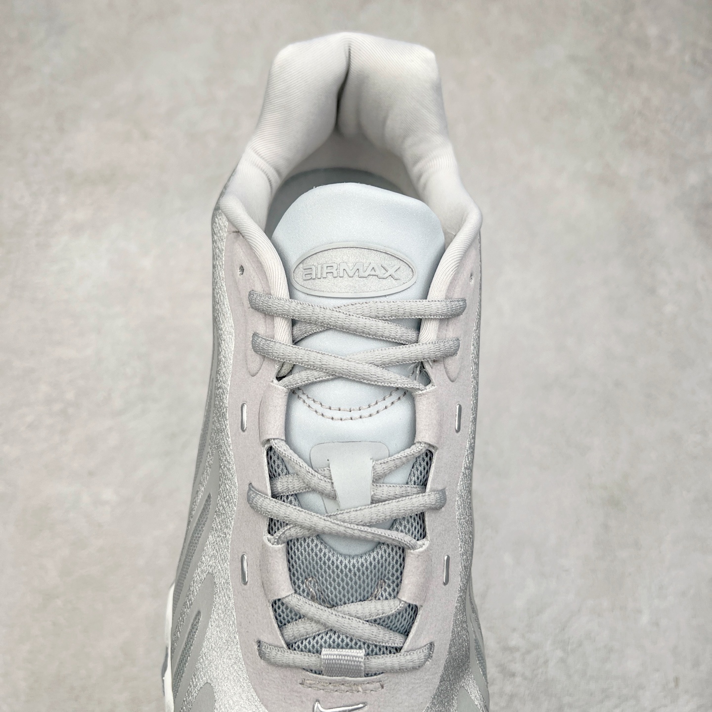 图片[5]-NK Air Max DN8 全掌科技气垫缓震运动跑鞋 HF5509-001 DN8的核心亮点在于其八腔气垫结构 根据不同部位设定的气压值专为行走设计 提供卓越的舒适感 鞋面的设计让人联想到上世纪90年代末至2000年代初的多款Air Max 中底上系列圆形孔洞引发了热议 不少人将其与竞争品牌的缓震技术进行比较 例如K-SWISS 2010年代初推出的Tubes技 及以多孔鞋底闻名的品牌 尺码：36 36.5 37.5 38 38.5 39 40 40.5 41 42 42.5 43 44 44.5 45-选品中心