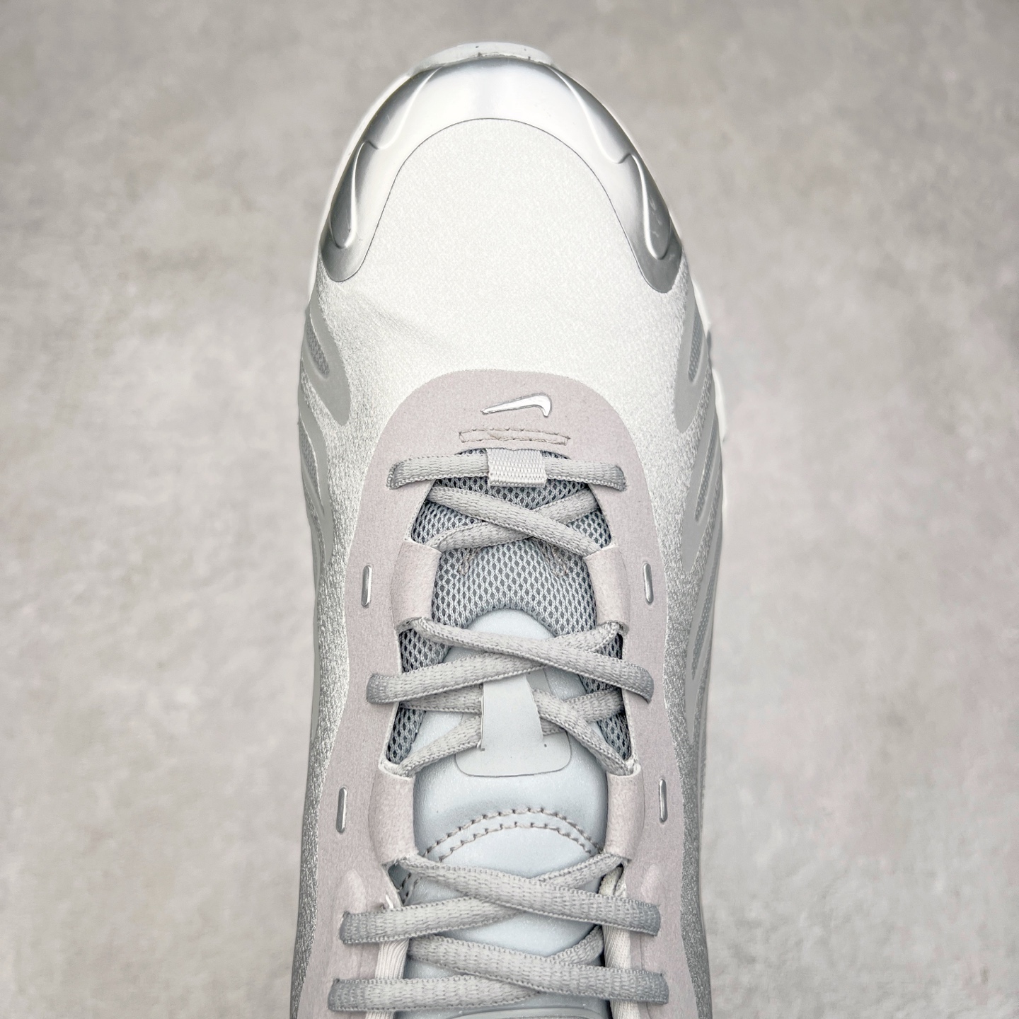 图片[4]-NK Air Max DN8 全掌科技气垫缓震运动跑鞋 HF5509-001 DN8的核心亮点在于其八腔气垫结构 根据不同部位设定的气压值专为行走设计 提供卓越的舒适感 鞋面的设计让人联想到上世纪90年代末至2000年代初的多款Air Max 中底上系列圆形孔洞引发了热议 不少人将其与竞争品牌的缓震技术进行比较 例如K-SWISS 2010年代初推出的Tubes技 及以多孔鞋底闻名的品牌 尺码：36 36.5 37.5 38 38.5 39 40 40.5 41 42 42.5 43 44 44.5 45-选品中心