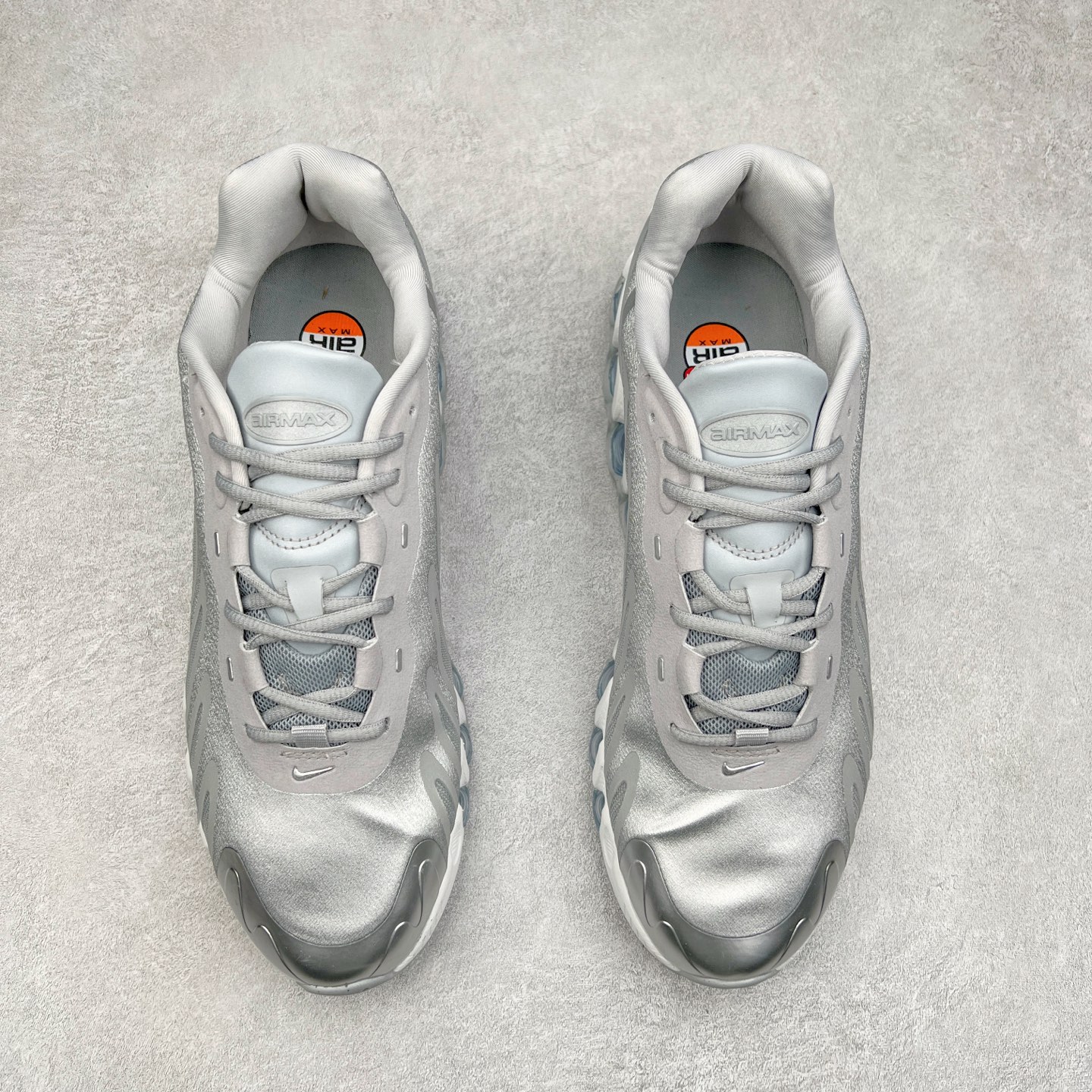 图片[2]-NK Air Max DN8 全掌科技气垫缓震运动跑鞋 HF5509-001 DN8的核心亮点在于其八腔气垫结构 根据不同部位设定的气压值专为行走设计 提供卓越的舒适感 鞋面的设计让人联想到上世纪90年代末至2000年代初的多款Air Max 中底上系列圆形孔洞引发了热议 不少人将其与竞争品牌的缓震技术进行比较 例如K-SWISS 2010年代初推出的Tubes技 及以多孔鞋底闻名的品牌 尺码：36 36.5 37.5 38 38.5 39 40 40.5 41 42 42.5 43 44 44.5 45-选品中心