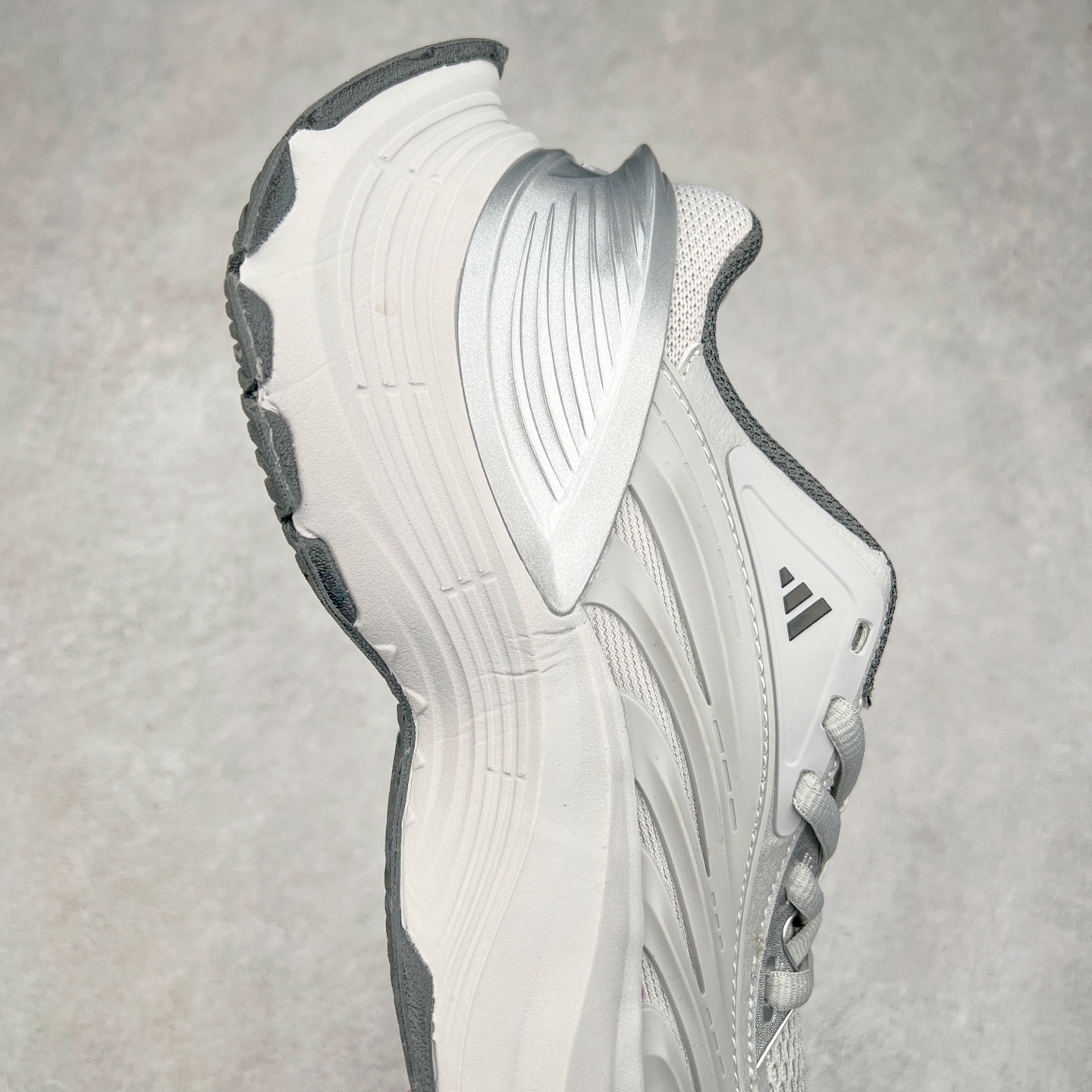 图片[6]-AD XLG MTW系列 舒适百搭防滑耐磨低帮跑步鞋老爹鞋 JS1501 鞋面采用贯穿式银条 完整的线条流畅度带来充分的视觉享受 鞋舌若隐若现的LOGO充满神秘感 夸张的鞋后跟幅度设计 线条感延伸至后跟标志三条杆彰显adidas调性 中底采用LIGHT STRIKE科技 在满足穿搭属性的同时提供舒适的脚感 完整的流线型设计语言 从鞋面贯穿到鞋底以及鞋花纹路 颜值与实力兼具 秀场与日常皆融 未来已来 让我们继续期待 实拍调校N版已经零色差零失真 百分百还原实物色彩所见即所得 不存在货不对板色差等低级问题 选购参考实物拍摄 不混卖不参货 只用心做好货严格选品 承诺混一赔十 尺码：36 36.5 37.5 38 38.5 39 40 40.5 41 42 42.5 43 44 44.5 45-选品中心