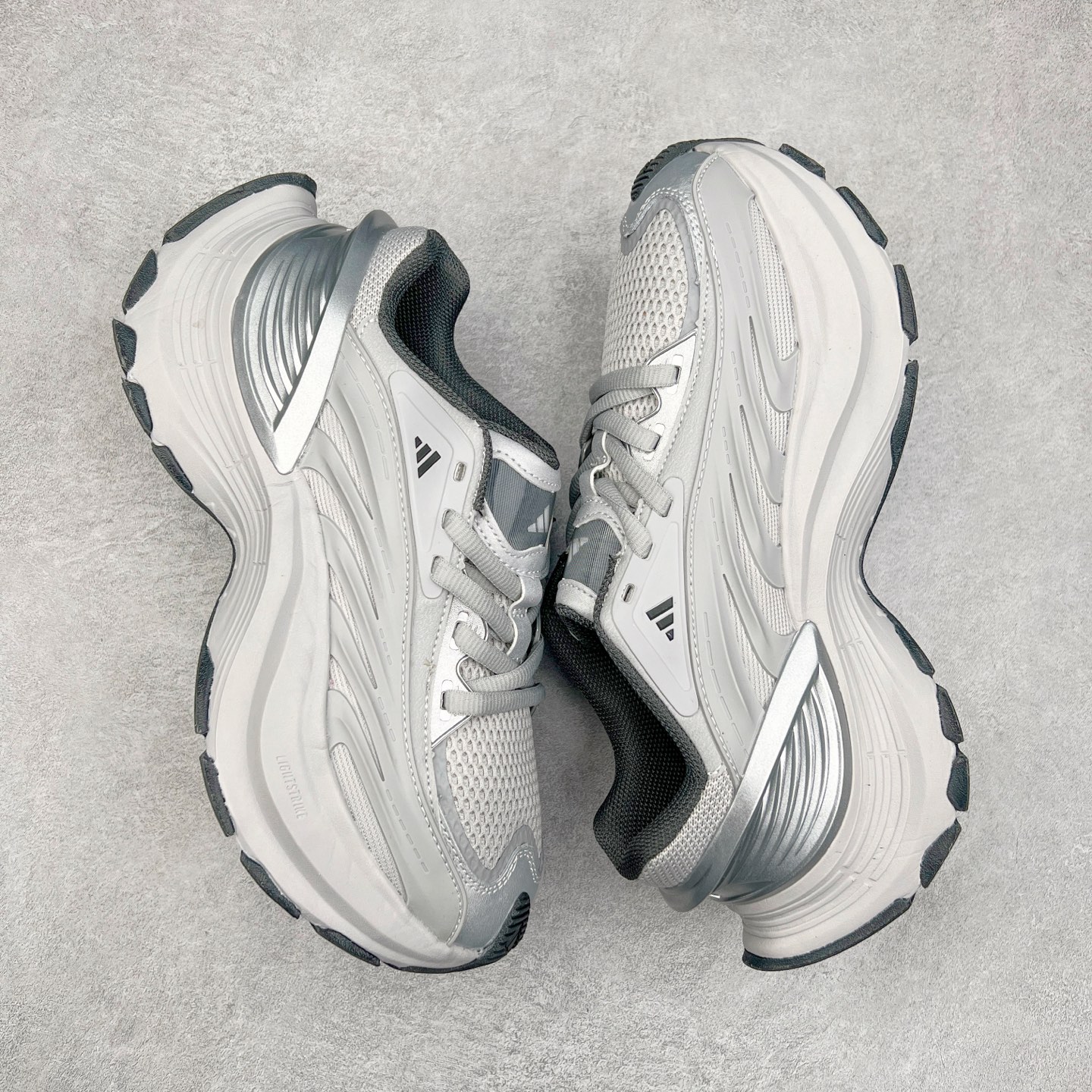 图片[3]-AD XLG MTW系列 舒适百搭防滑耐磨低帮跑步鞋老爹鞋 JS1501 鞋面采用贯穿式银条 完整的线条流畅度带来充分的视觉享受 鞋舌若隐若现的LOGO充满神秘感 夸张的鞋后跟幅度设计 线条感延伸至后跟标志三条杆彰显adidas调性 中底采用LIGHT STRIKE科技 在满足穿搭属性的同时提供舒适的脚感 完整的流线型设计语言 从鞋面贯穿到鞋底以及鞋花纹路 颜值与实力兼具 秀场与日常皆融 未来已来 让我们继续期待 实拍调校N版已经零色差零失真 百分百还原实物色彩所见即所得 不存在货不对板色差等低级问题 选购参考实物拍摄 不混卖不参货 只用心做好货严格选品 承诺混一赔十 尺码：36 36.5 37.5 38 38.5 39 40 40.5 41 42 42.5 43 44 44.5 45-选品中心