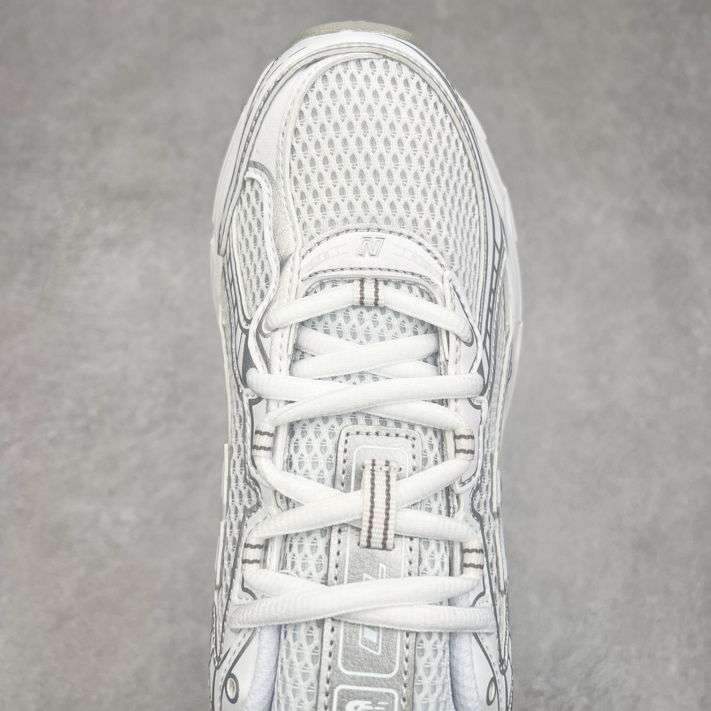 图片[4]-＃DT纯原 New Balance MR740 NB新百伦系列复古老爹风休闲运动慢跑鞋 采用轻质牛剖革拼接透气网眼衬垫织物鞋面材质 T-Beam大底提供足步弓支撑 保持步态稳定#后跟搭载外露缓震胶 鞋身整体以各种深浅不一的灰色覆盖 鞋头以淡蓝色调装饰，网眼衬垫通过不规律的色块实现做旧的美感 泛黄的鞋底更是进一步增添了复古气息 尺码：36 37 37.5 38 38.5 39.5 40 40.5 41.5 42 42.5 43 44 44.5 45-选品中心