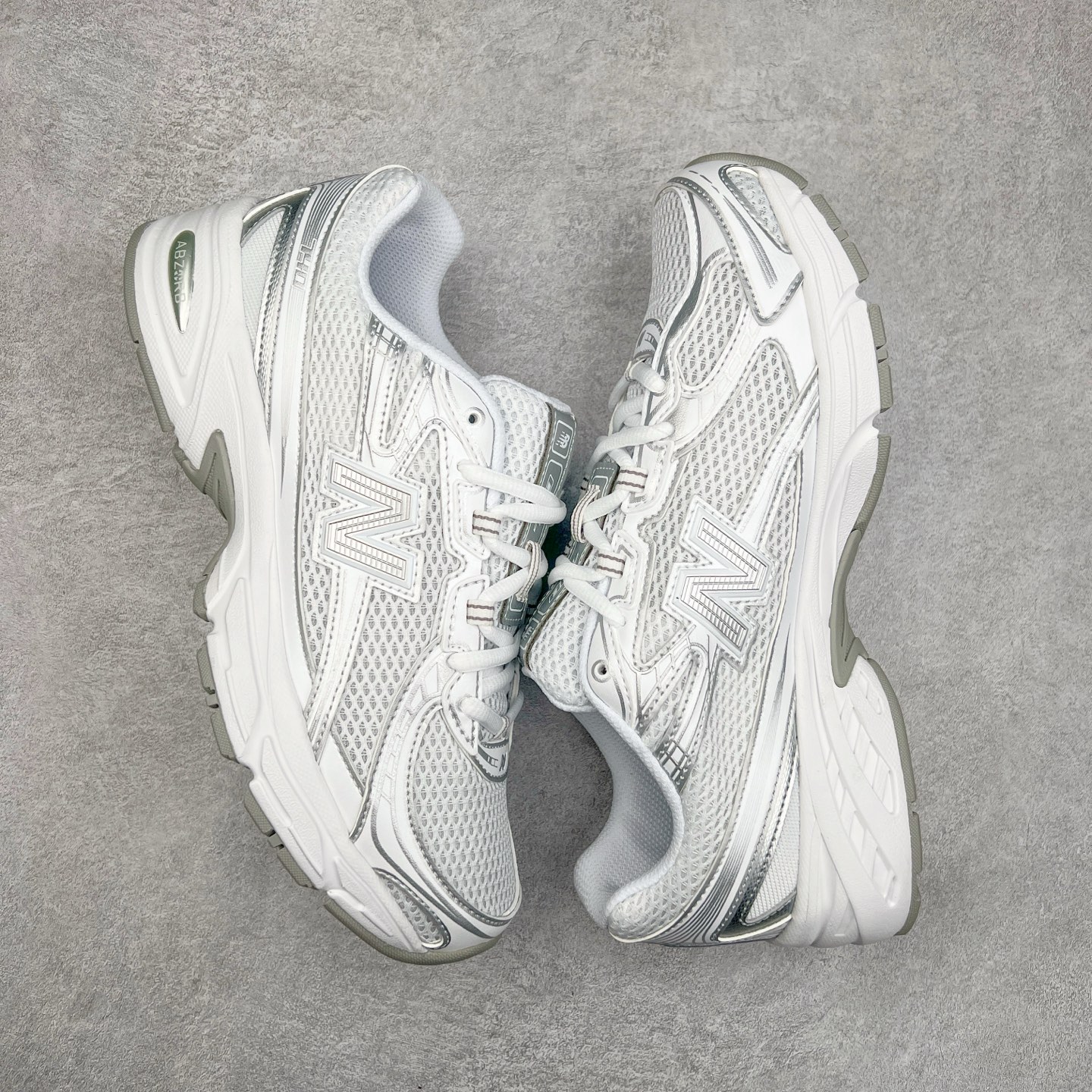 图片[3]-＃DT纯原 New Balance MR740 NB新百伦系列复古老爹风休闲运动慢跑鞋 采用轻质牛剖革拼接透气网眼衬垫织物鞋面材质 T-Beam大底提供足步弓支撑 保持步态稳定#后跟搭载外露缓震胶 鞋身整体以各种深浅不一的灰色覆盖 鞋头以淡蓝色调装饰，网眼衬垫通过不规律的色块实现做旧的美感 泛黄的鞋底更是进一步增添了复古气息 尺码：36 37 37.5 38 38.5 39.5 40 40.5 41.5 42 42.5 43 44 44.5 45-选品中心