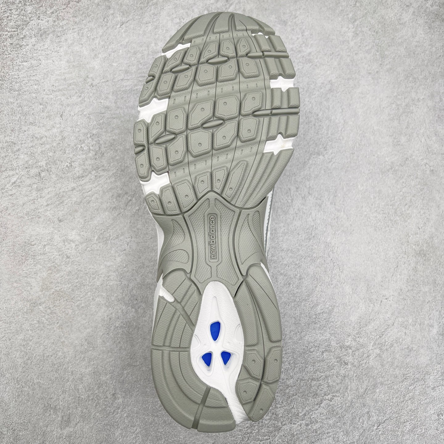 图片[9]-＃DT纯原 New Balance MR740 NB新百伦系列复古老爹风休闲运动慢跑鞋 采用轻质牛剖革拼接透气网眼衬垫织物鞋面材质 T-Beam大底提供足步弓支撑 保持步态稳定#后跟搭载外露缓震胶 鞋身整体以各种深浅不一的灰色覆盖 鞋头以淡蓝色调装饰，网眼衬垫通过不规律的色块实现做旧的美感 泛黄的鞋底更是进一步增添了复古气息 尺码：36 37 37.5 38 38.5 39.5 40 40.5 41.5 42 42.5 43 44 44.5 45-选品中心