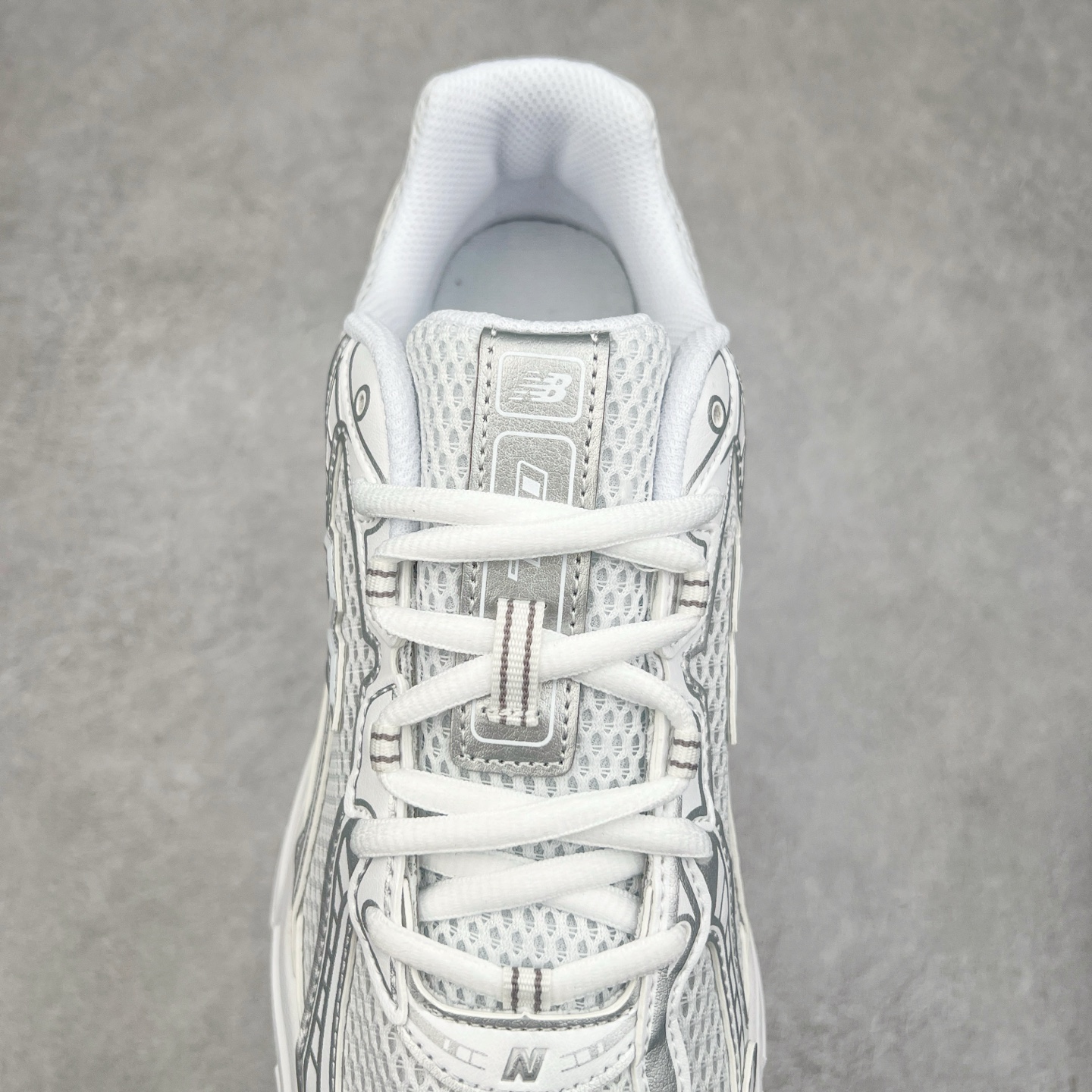 图片[5]-＃DT纯原 New Balance MR740 NB新百伦系列复古老爹风休闲运动慢跑鞋 采用轻质牛剖革拼接透气网眼衬垫织物鞋面材质 T-Beam大底提供足步弓支撑 保持步态稳定#后跟搭载外露缓震胶 鞋身整体以各种深浅不一的灰色覆盖 鞋头以淡蓝色调装饰，网眼衬垫通过不规律的色块实现做旧的美感 泛黄的鞋底更是进一步增添了复古气息 尺码：36 37 37.5 38 38.5 39.5 40 40.5 41.5 42 42.5 43 44 44.5 45-选品中心