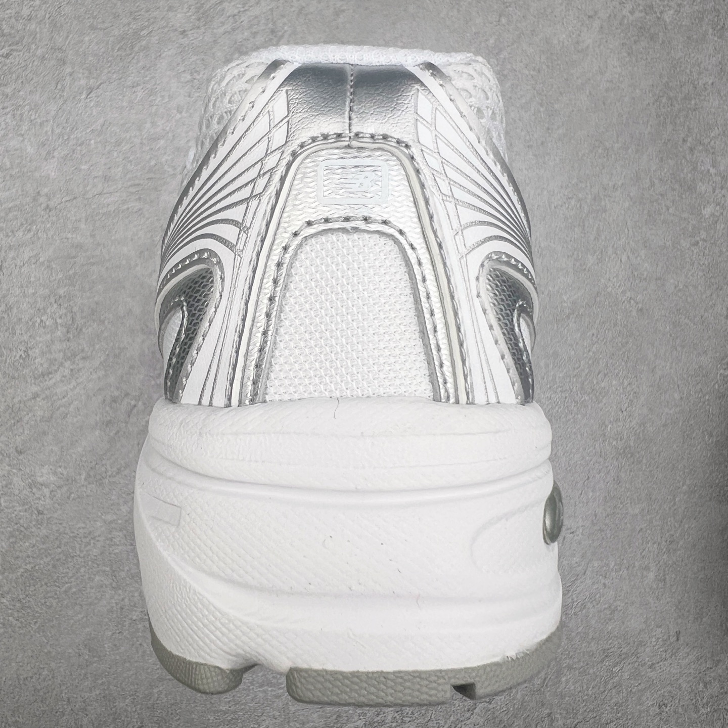 图片[8]-＃DT纯原 New Balance MR740 NB新百伦系列复古老爹风休闲运动慢跑鞋 采用轻质牛剖革拼接透气网眼衬垫织物鞋面材质 T-Beam大底提供足步弓支撑 保持步态稳定#后跟搭载外露缓震胶 鞋身整体以各种深浅不一的灰色覆盖 鞋头以淡蓝色调装饰，网眼衬垫通过不规律的色块实现做旧的美感 泛黄的鞋底更是进一步增添了复古气息 尺码：36 37 37.5 38 38.5 39.5 40 40.5 41.5 42 42.5 43 44 44.5 45-选品中心