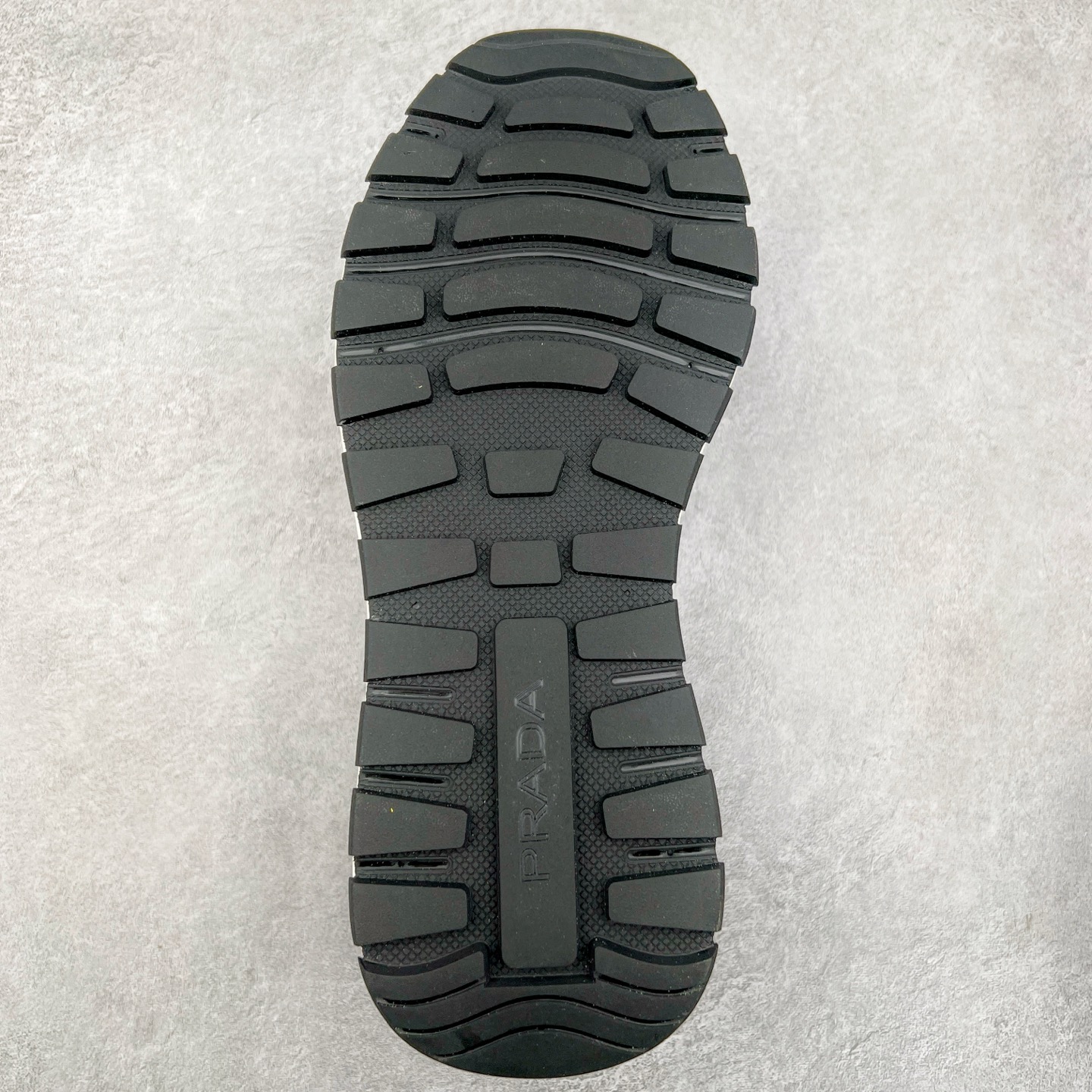 图片[9]-PRADA普拉达 厚底徽标系带运动休闲男鞋系列 #广东大厂品质 专柜同步 大气个性更潮更抢眼更追求档次，它将颠覆旧念，与您共度时尚潮人必备! 面料采用原版进口小牛皮 牛皮内里垫脚 橡胶发泡大底 轻便防滑耐磨 脚感舒适 款式耐看做工精细 配以简洁利落的鞋楦 彰显男人的果敢和硬朗 尺码：38-44（皮鞋码）-选品中心