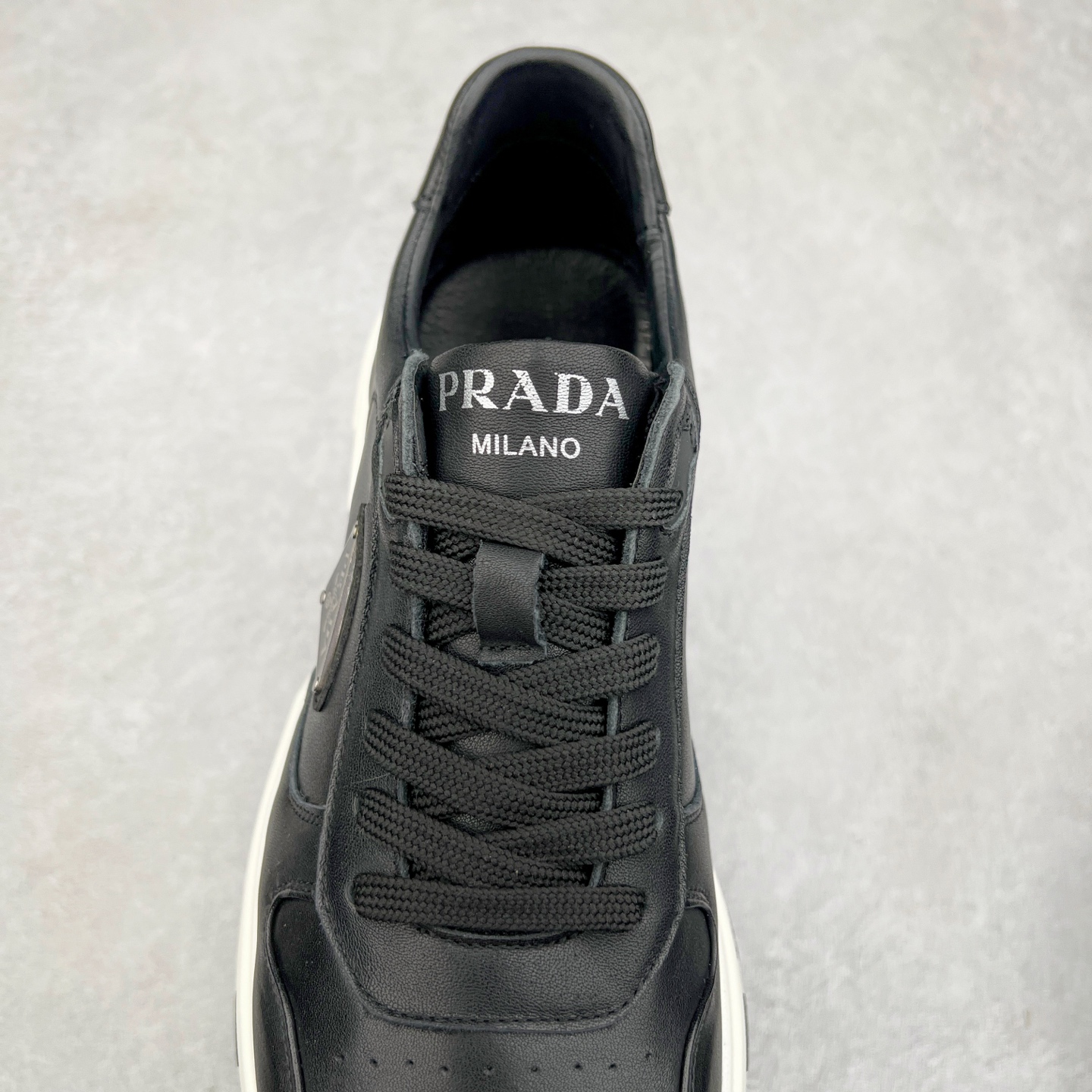 图片[5]-PRADA普拉达 厚底徽标系带运动休闲男鞋系列 #广东大厂品质 专柜同步 大气个性更潮更抢眼更追求档次，它将颠覆旧念，与您共度时尚潮人必备! 面料采用原版进口小牛皮 牛皮内里垫脚 橡胶发泡大底 轻便防滑耐磨 脚感舒适 款式耐看做工精细 配以简洁利落的鞋楦 彰显男人的果敢和硬朗 尺码：38-44（皮鞋码）-选品中心