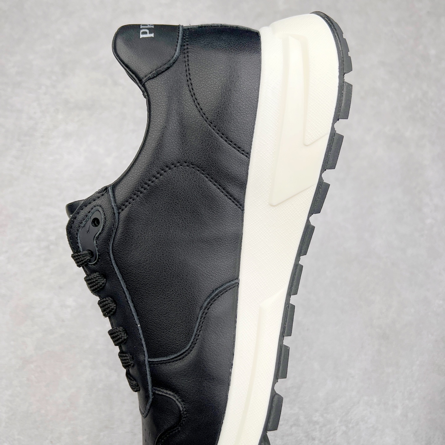 图片[7]-PRADA普拉达 厚底徽标系带运动休闲男鞋系列 #广东大厂品质 专柜同步 大气个性更潮更抢眼更追求档次，它将颠覆旧念，与您共度时尚潮人必备! 面料采用原版进口小牛皮 牛皮内里垫脚 橡胶发泡大底 轻便防滑耐磨 脚感舒适 款式耐看做工精细 配以简洁利落的鞋楦 彰显男人的果敢和硬朗 尺码：38-44（皮鞋码）-选品中心