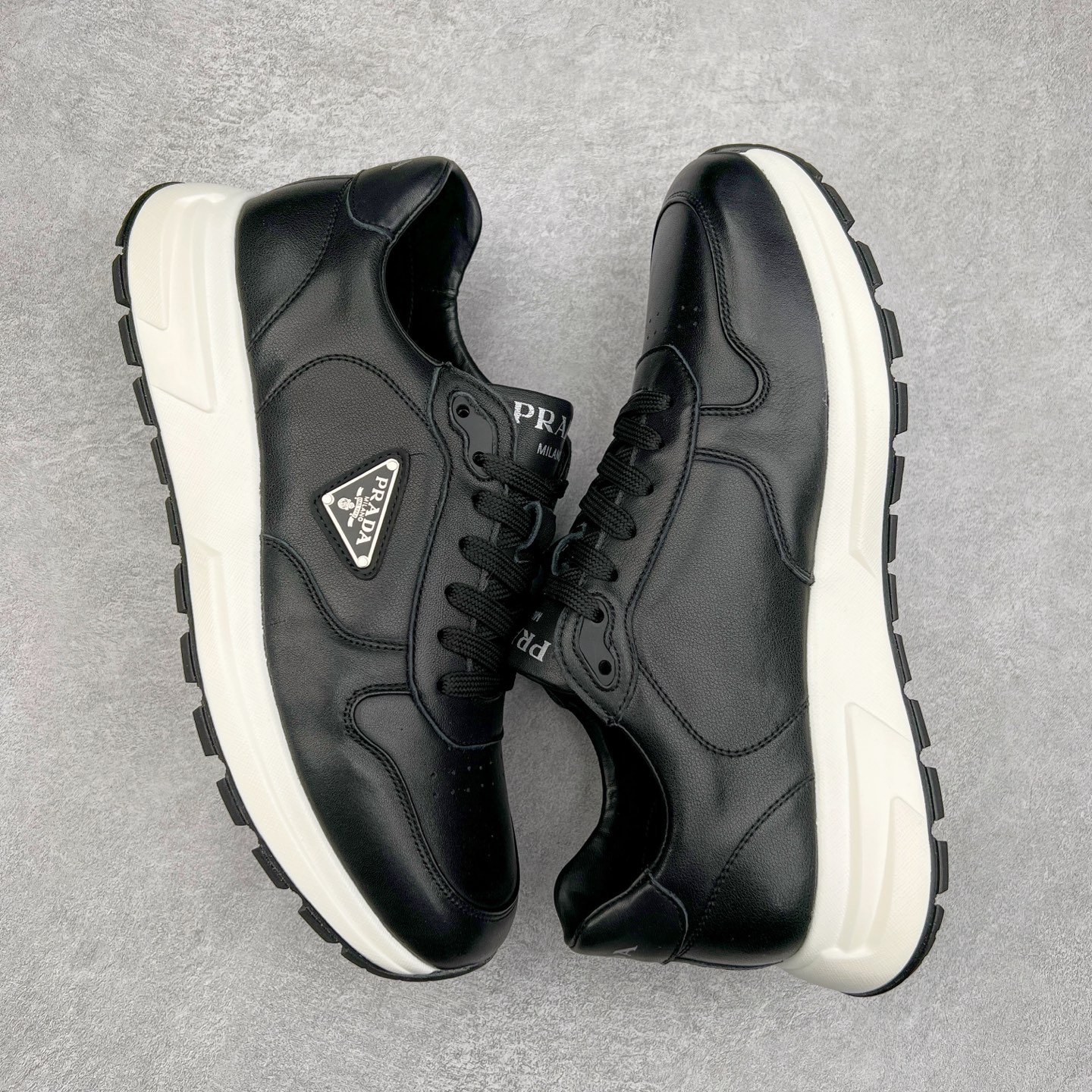 图片[3]-PRADA普拉达 厚底徽标系带运动休闲男鞋系列 #广东大厂品质 专柜同步 大气个性更潮更抢眼更追求档次，它将颠覆旧念，与您共度时尚潮人必备! 面料采用原版进口小牛皮 牛皮内里垫脚 橡胶发泡大底 轻便防滑耐磨 脚感舒适 款式耐看做工精细 配以简洁利落的鞋楦 彰显男人的果敢和硬朗 尺码：38-44（皮鞋码）-选品中心