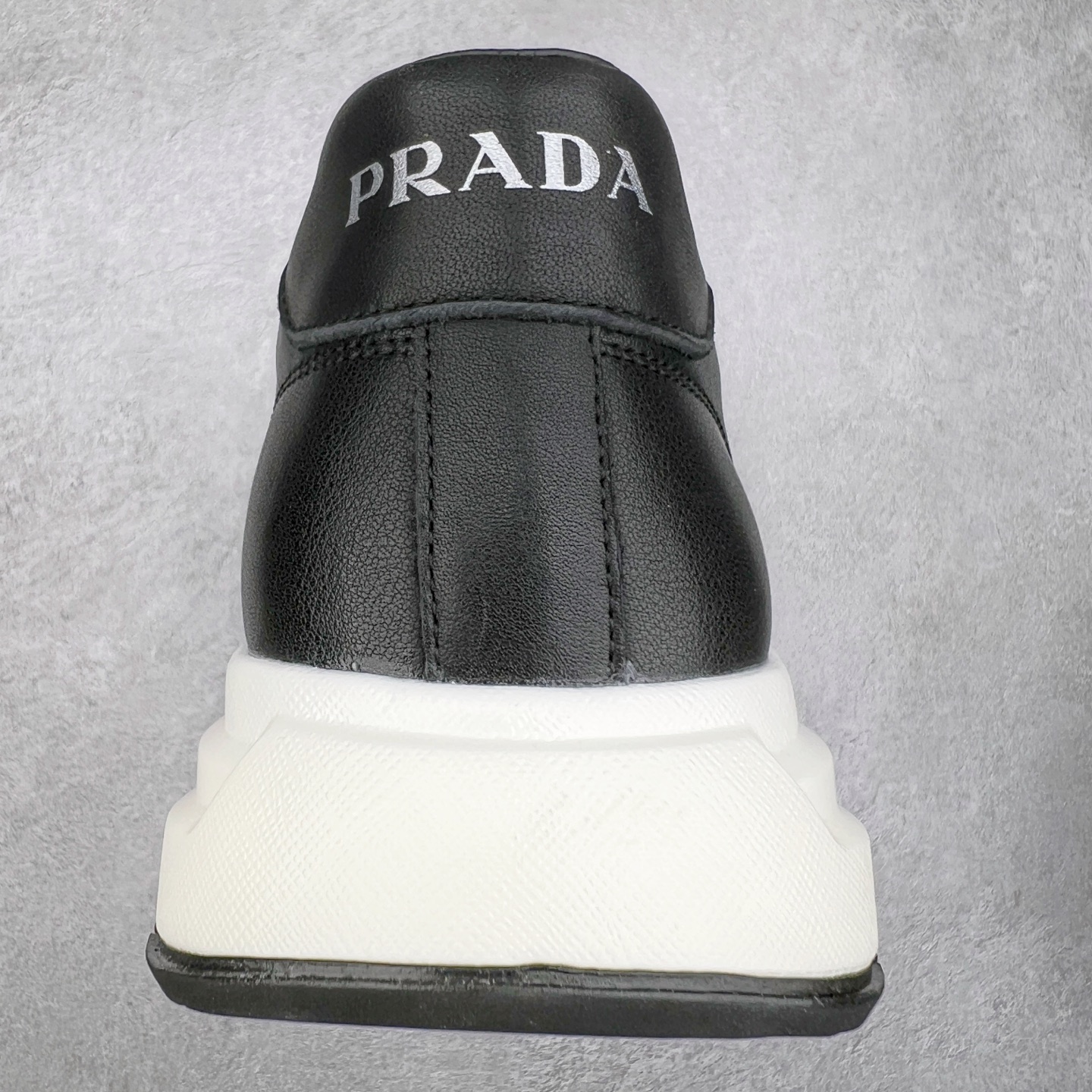 图片[8]-PRADA普拉达 厚底徽标系带运动休闲男鞋系列 #广东大厂品质 专柜同步 大气个性更潮更抢眼更追求档次，它将颠覆旧念，与您共度时尚潮人必备! 面料采用原版进口小牛皮 牛皮内里垫脚 橡胶发泡大底 轻便防滑耐磨 脚感舒适 款式耐看做工精细 配以简洁利落的鞋楦 彰显男人的果敢和硬朗 尺码：38-44（皮鞋码）-选品中心