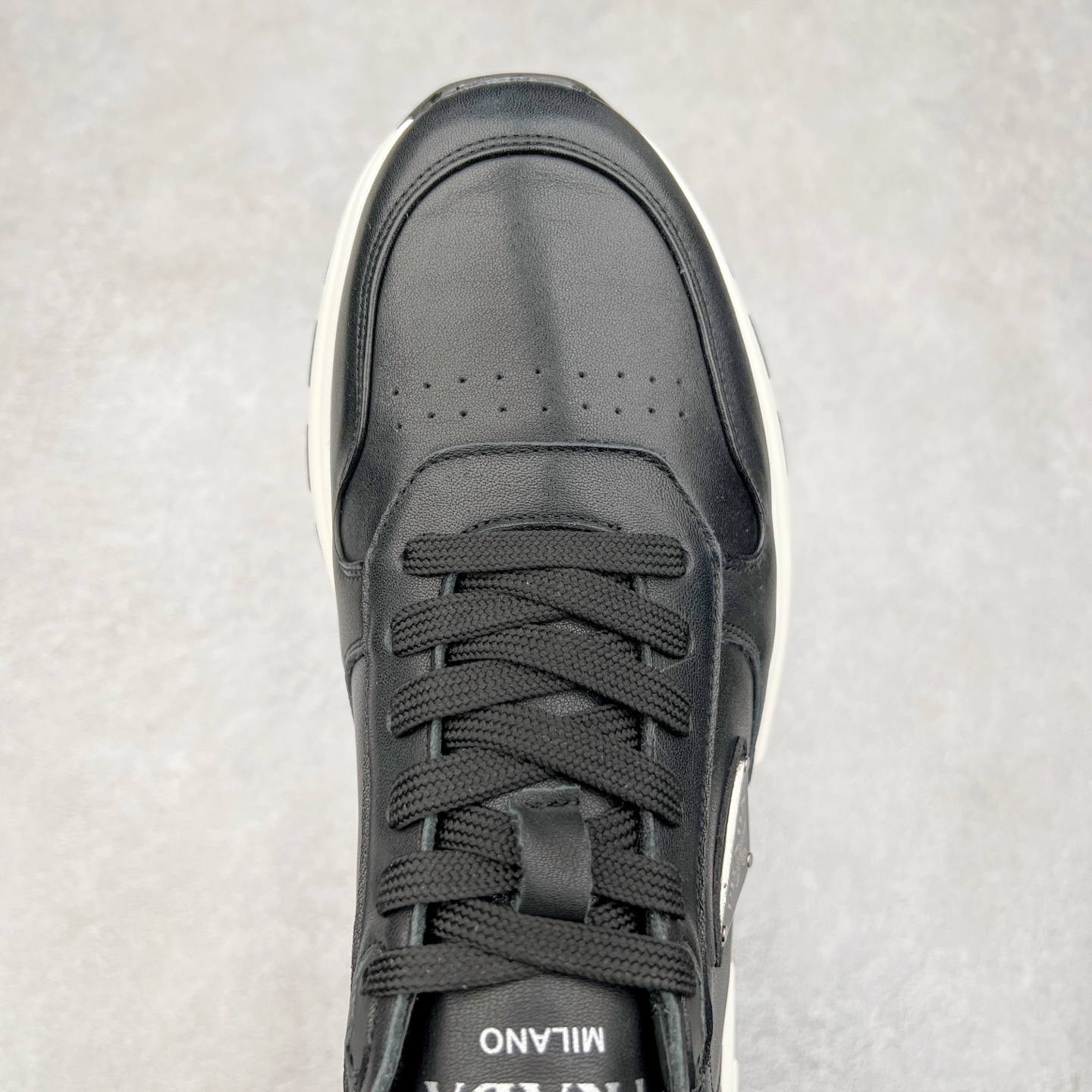 图片[4]-PRADA普拉达 厚底徽标系带运动休闲男鞋系列 #广东大厂品质 专柜同步 大气个性更潮更抢眼更追求档次，它将颠覆旧念，与您共度时尚潮人必备! 面料采用原版进口小牛皮 牛皮内里垫脚 橡胶发泡大底 轻便防滑耐磨 脚感舒适 款式耐看做工精细 配以简洁利落的鞋楦 彰显男人的果敢和硬朗 尺码：38-44（皮鞋码）-选品中心