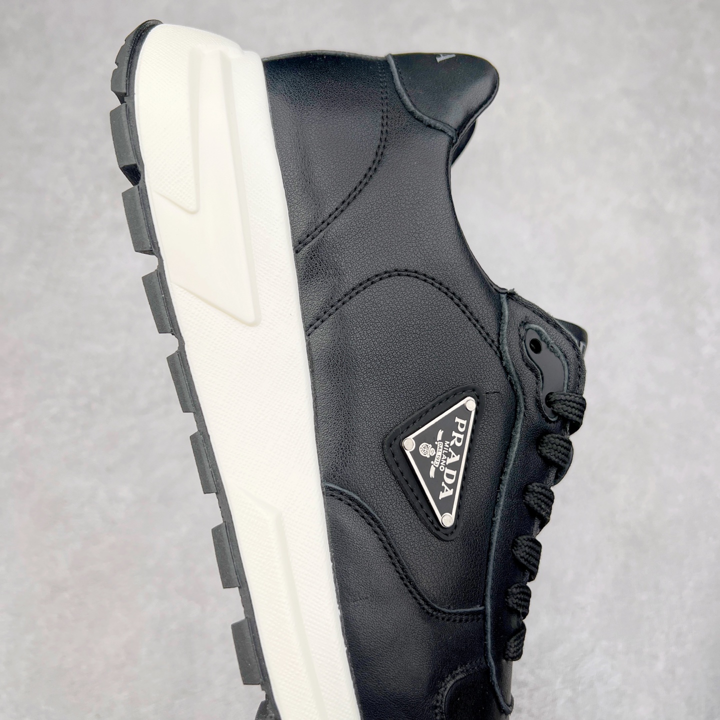 图片[6]-PRADA普拉达 厚底徽标系带运动休闲男鞋系列 #广东大厂品质 专柜同步 大气个性更潮更抢眼更追求档次，它将颠覆旧念，与您共度时尚潮人必备! 面料采用原版进口小牛皮 牛皮内里垫脚 橡胶发泡大底 轻便防滑耐磨 脚感舒适 款式耐看做工精细 配以简洁利落的鞋楦 彰显男人的果敢和硬朗 尺码：38-44（皮鞋码）-选品中心