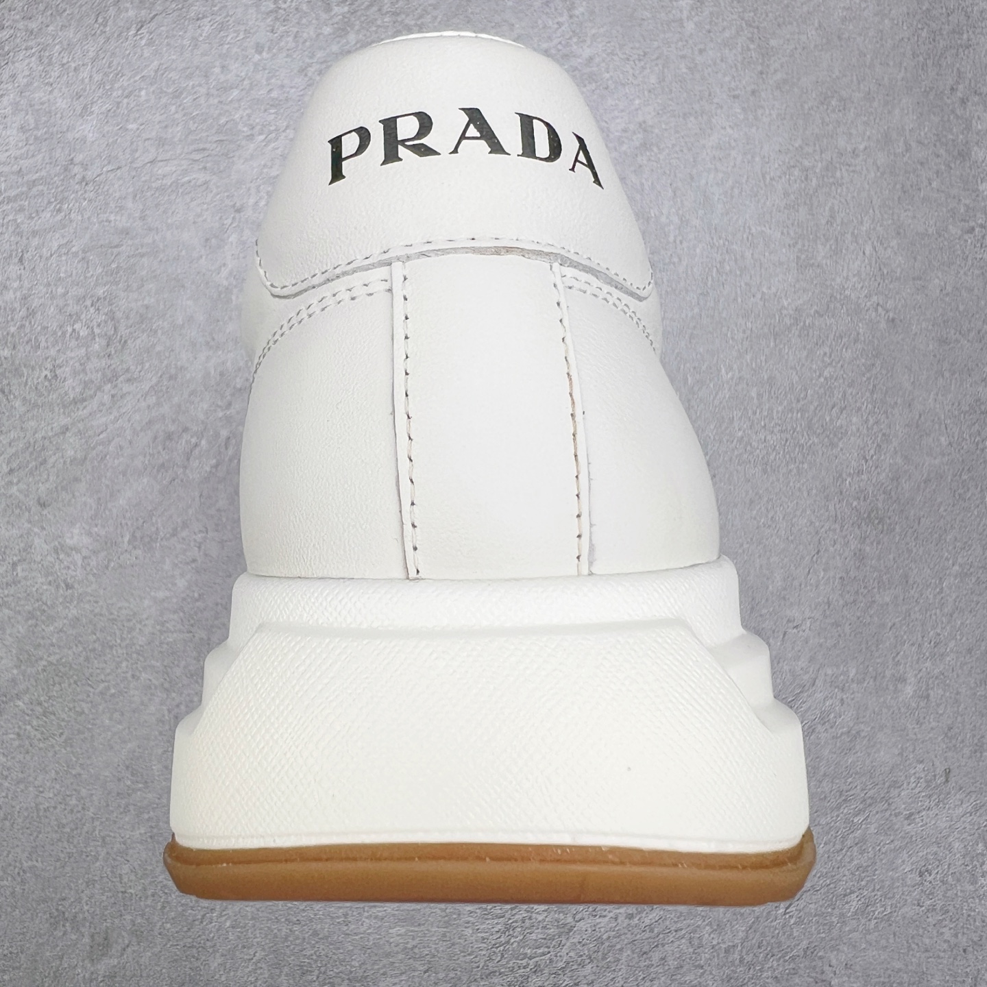 图片[8]-PRADA普拉达 厚底徽标系带运动休闲男鞋系列 #广东大厂品质 专柜同步 大气个性更潮更抢眼更追求档次，它将颠覆旧念，与您共度时尚潮人必备! 面料采用原版进口小牛皮 牛皮内里垫脚 橡胶发泡大底 轻便防滑耐磨 脚感舒适 款式耐看做工精细 配以简洁利落的鞋楦 彰显男人的果敢和硬朗 尺码：38-44（皮鞋码）-选品中心