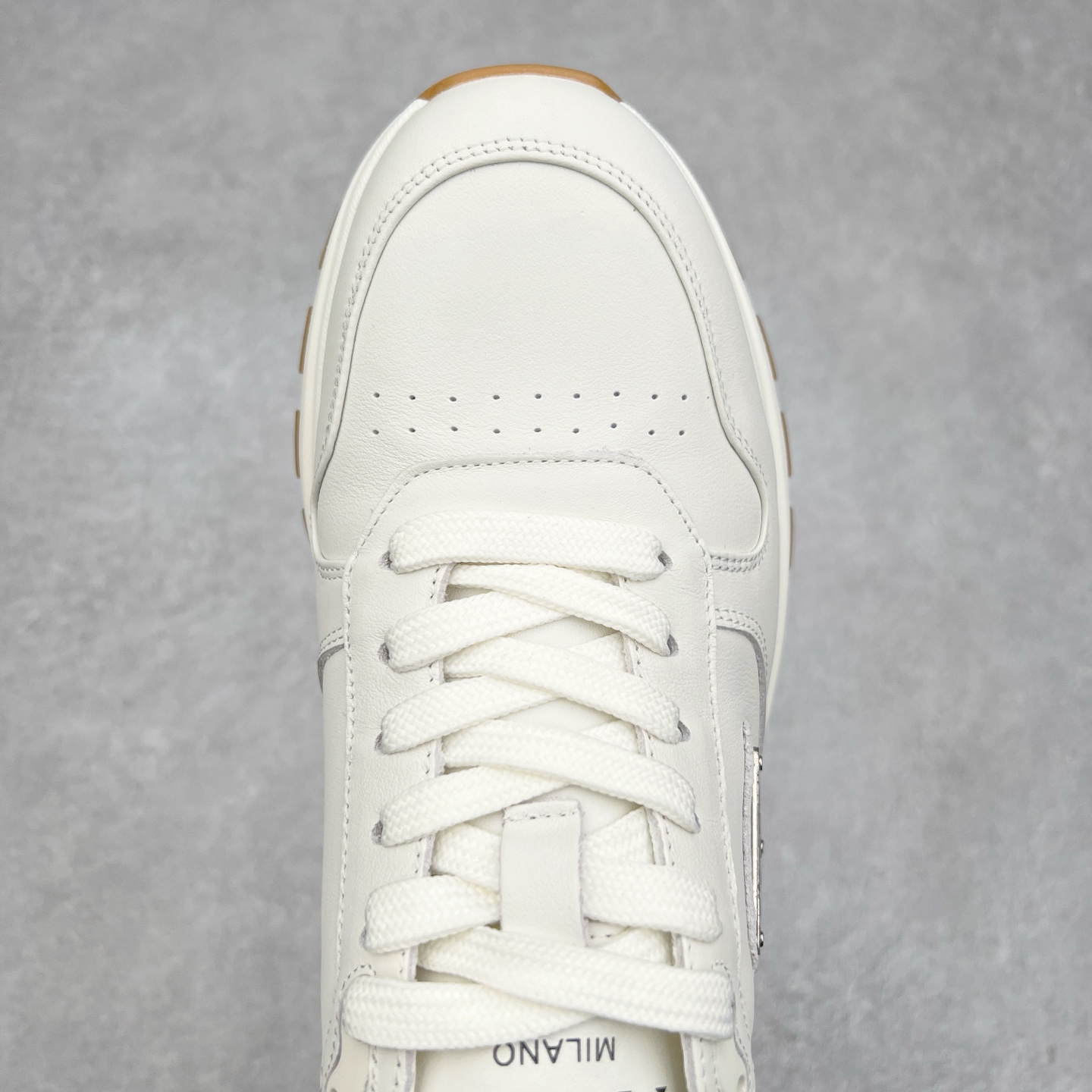 图片[4]-PRADA普拉达 厚底徽标系带运动休闲男鞋系列 #广东大厂品质 专柜同步 大气个性更潮更抢眼更追求档次，它将颠覆旧念，与您共度时尚潮人必备! 面料采用原版进口小牛皮 牛皮内里垫脚 橡胶发泡大底 轻便防滑耐磨 脚感舒适 款式耐看做工精细 配以简洁利落的鞋楦 彰显男人的果敢和硬朗 尺码：38-44（皮鞋码）-选品中心