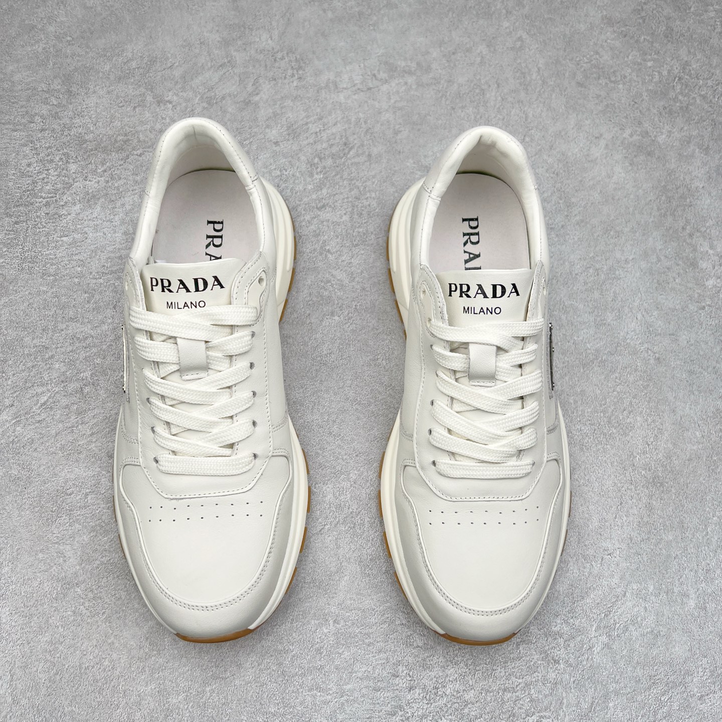 图片[2]-PRADA普拉达 厚底徽标系带运动休闲男鞋系列 #广东大厂品质 专柜同步 大气个性更潮更抢眼更追求档次，它将颠覆旧念，与您共度时尚潮人必备! 面料采用原版进口小牛皮 牛皮内里垫脚 橡胶发泡大底 轻便防滑耐磨 脚感舒适 款式耐看做工精细 配以简洁利落的鞋楦 彰显男人的果敢和硬朗 尺码：38-44（皮鞋码）-选品中心