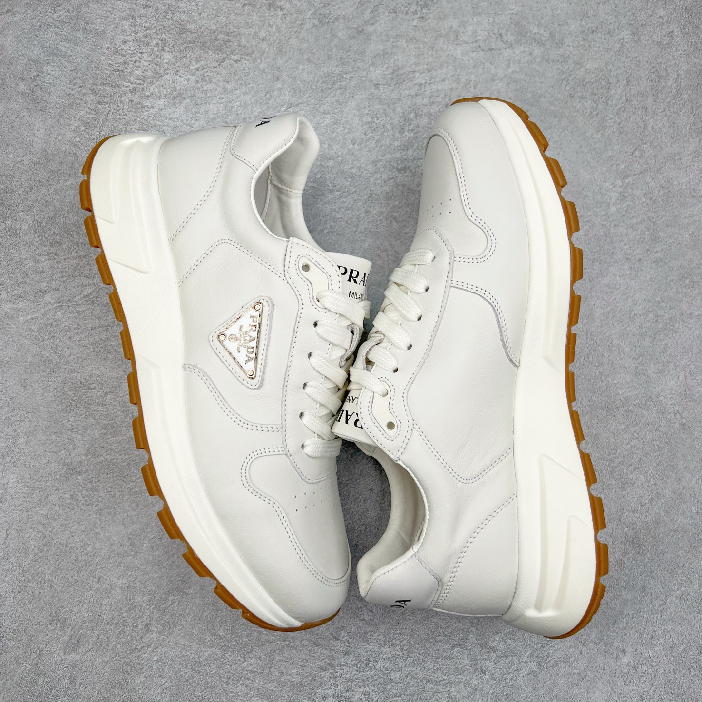 图片[3]-PRADA普拉达 厚底徽标系带运动休闲男鞋系列 #广东大厂品质 专柜同步 大气个性更潮更抢眼更追求档次，它将颠覆旧念，与您共度时尚潮人必备! 面料采用原版进口小牛皮 牛皮内里垫脚 橡胶发泡大底 轻便防滑耐磨 脚感舒适 款式耐看做工精细 配以简洁利落的鞋楦 彰显男人的果敢和硬朗 尺码：38-44（皮鞋码）-选品中心