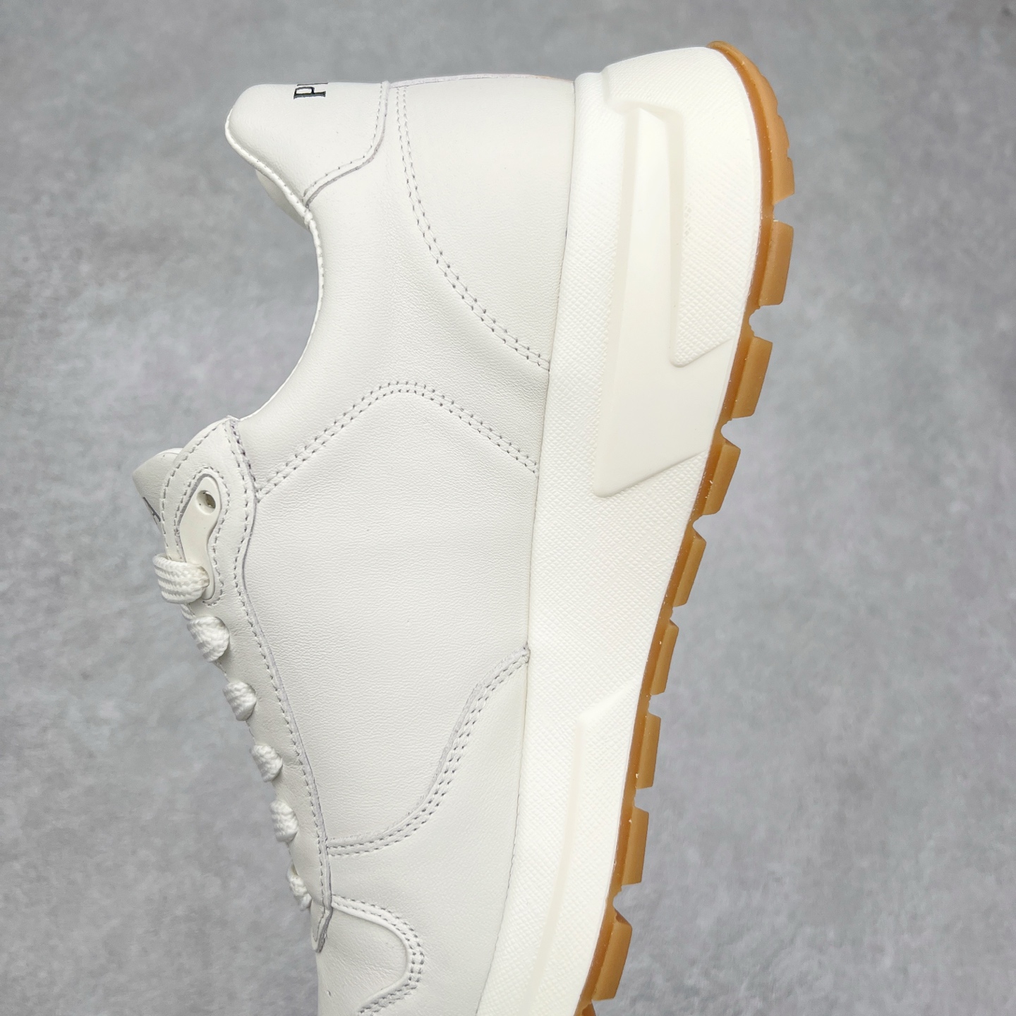 图片[7]-PRADA普拉达 厚底徽标系带运动休闲男鞋系列 #广东大厂品质 专柜同步 大气个性更潮更抢眼更追求档次，它将颠覆旧念，与您共度时尚潮人必备! 面料采用原版进口小牛皮 牛皮内里垫脚 橡胶发泡大底 轻便防滑耐磨 脚感舒适 款式耐看做工精细 配以简洁利落的鞋楦 彰显男人的果敢和硬朗 尺码：38-44（皮鞋码）-选品中心