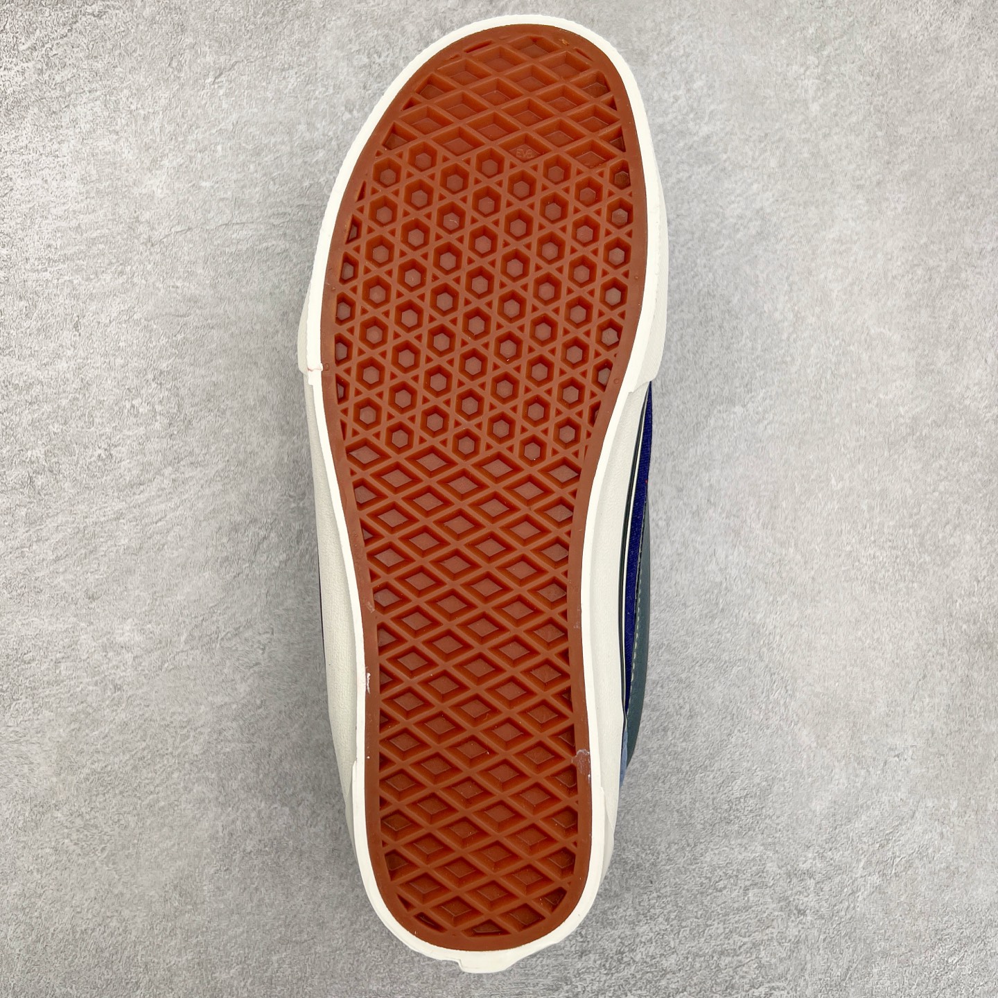 图片[9]-Vans Knu Skool 黑蓝拼接 官方新款 复古休闲胖胖面包鞋 肥胖版大LOGO原版全皮猪八面料 尺码：35 36 36.5 37 38 38.5 39 40 40.5 41 42 42.5 43 44 工艺：硫化1：1（重量1：1、真标、原钢印、材质标、鞋型标、合格证）-选品中心