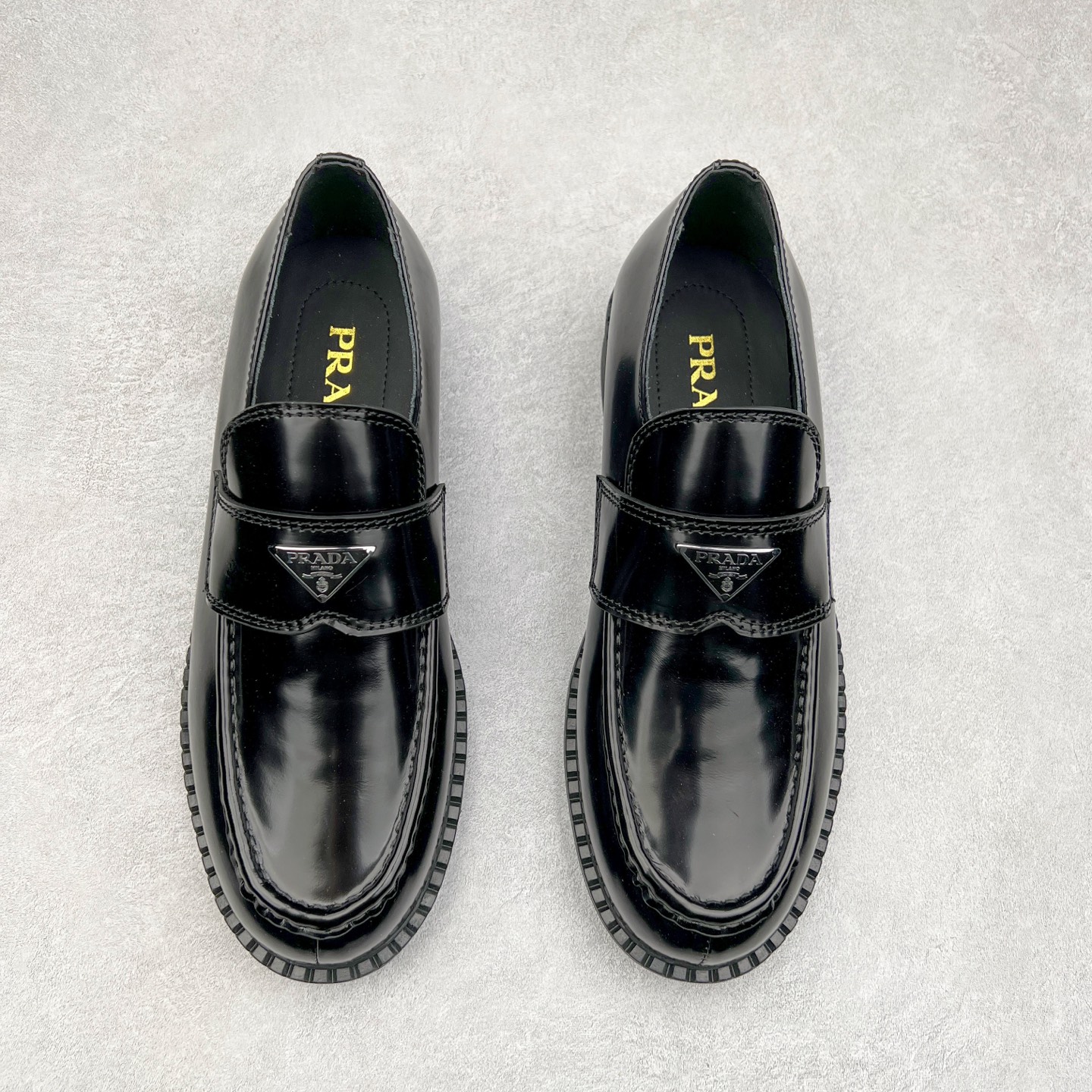 图片[2]-＃GD广顶 PRADA Monolith 普拉达皮革休闲平底乐福鞋 春夏最好的穿的乐福鞋 没有之一鞋型秀气大方 三角标加持 高级感拉满 无论日常通勤还是小场合都能穿出气场意大利著名的奢侈品品牌 普拉达这款牛皮面演绎prada式的黑暗优雅风情 鞋头很是秀气 鞋楦的复古与时尚平衡的非常好 没有平时别的款式的呆板整体是休闲时尚风 风格简约大方 舒适轻便 小牛皮鞋面超级软触感亲肤而光滑 很显质感也很好打理 设计摆脱路人感 打破沉闷单调 真的超级清秀百搭 而且这款增高效果一绝 特别有英伦风但又不是太过于复古的也很符合都市年轻人的审美 尺码：35 36 37 38 39 40 41-选品中心