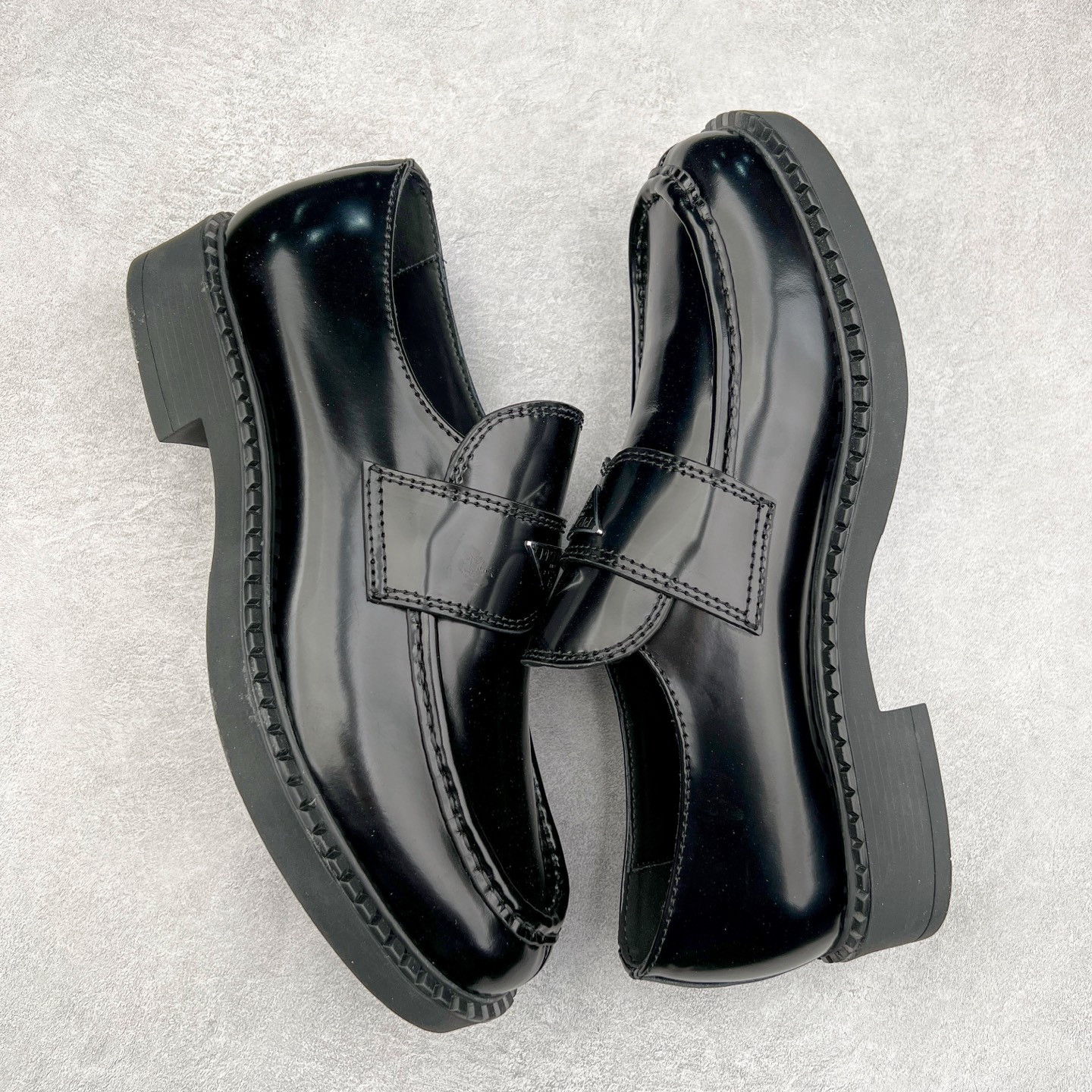 图片[3]-＃GD广顶 PRADA Monolith 普拉达皮革休闲平底乐福鞋 春夏最好的穿的乐福鞋 没有之一鞋型秀气大方 三角标加持 高级感拉满 无论日常通勤还是小场合都能穿出气场意大利著名的奢侈品品牌 普拉达这款牛皮面演绎prada式的黑暗优雅风情 鞋头很是秀气 鞋楦的复古与时尚平衡的非常好 没有平时别的款式的呆板整体是休闲时尚风 风格简约大方 舒适轻便 小牛皮鞋面超级软触感亲肤而光滑 很显质感也很好打理 设计摆脱路人感 打破沉闷单调 真的超级清秀百搭 而且这款增高效果一绝 特别有英伦风但又不是太过于复古的也很符合都市年轻人的审美 尺码：35 36 37 38 39 40 41-选品中心