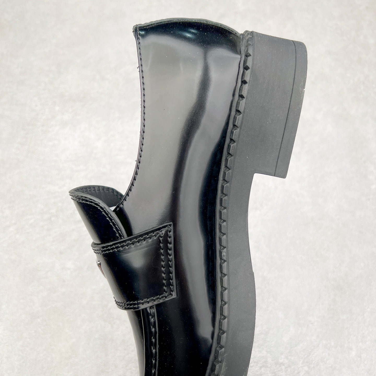 图片[7]-＃GD广顶 PRADA Monolith 普拉达皮革休闲平底乐福鞋 春夏最好的穿的乐福鞋 没有之一鞋型秀气大方 三角标加持 高级感拉满 无论日常通勤还是小场合都能穿出气场意大利著名的奢侈品品牌 普拉达这款牛皮面演绎prada式的黑暗优雅风情 鞋头很是秀气 鞋楦的复古与时尚平衡的非常好 没有平时别的款式的呆板整体是休闲时尚风 风格简约大方 舒适轻便 小牛皮鞋面超级软触感亲肤而光滑 很显质感也很好打理 设计摆脱路人感 打破沉闷单调 真的超级清秀百搭 而且这款增高效果一绝 特别有英伦风但又不是太过于复古的也很符合都市年轻人的审美 尺码：35 36 37 38 39 40 41-选品中心