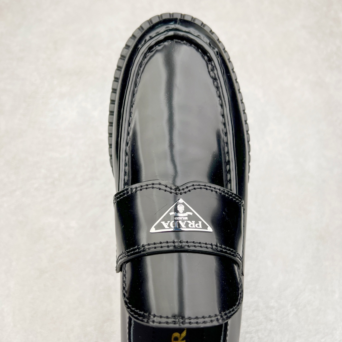 图片[4]-＃GD广顶 PRADA Monolith 普拉达皮革休闲平底乐福鞋 春夏最好的穿的乐福鞋 没有之一鞋型秀气大方 三角标加持 高级感拉满 无论日常通勤还是小场合都能穿出气场意大利著名的奢侈品品牌 普拉达这款牛皮面演绎prada式的黑暗优雅风情 鞋头很是秀气 鞋楦的复古与时尚平衡的非常好 没有平时别的款式的呆板整体是休闲时尚风 风格简约大方 舒适轻便 小牛皮鞋面超级软触感亲肤而光滑 很显质感也很好打理 设计摆脱路人感 打破沉闷单调 真的超级清秀百搭 而且这款增高效果一绝 特别有英伦风但又不是太过于复古的也很符合都市年轻人的审美 尺码：35 36 37 38 39 40 41-选品中心