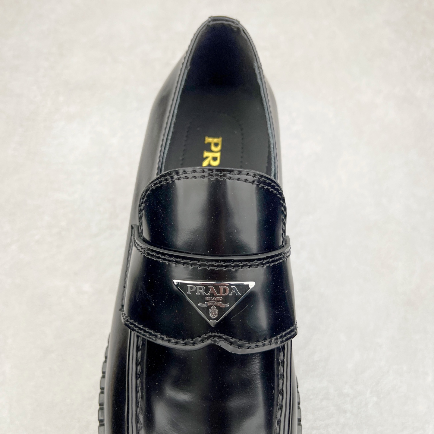 图片[5]-＃GD广顶 PRADA Monolith 普拉达皮革休闲平底乐福鞋 春夏最好的穿的乐福鞋 没有之一鞋型秀气大方 三角标加持 高级感拉满 无论日常通勤还是小场合都能穿出气场意大利著名的奢侈品品牌 普拉达这款牛皮面演绎prada式的黑暗优雅风情 鞋头很是秀气 鞋楦的复古与时尚平衡的非常好 没有平时别的款式的呆板整体是休闲时尚风 风格简约大方 舒适轻便 小牛皮鞋面超级软触感亲肤而光滑 很显质感也很好打理 设计摆脱路人感 打破沉闷单调 真的超级清秀百搭 而且这款增高效果一绝 特别有英伦风但又不是太过于复古的也很符合都市年轻人的审美 尺码：35 36 37 38 39 40 41-选品中心