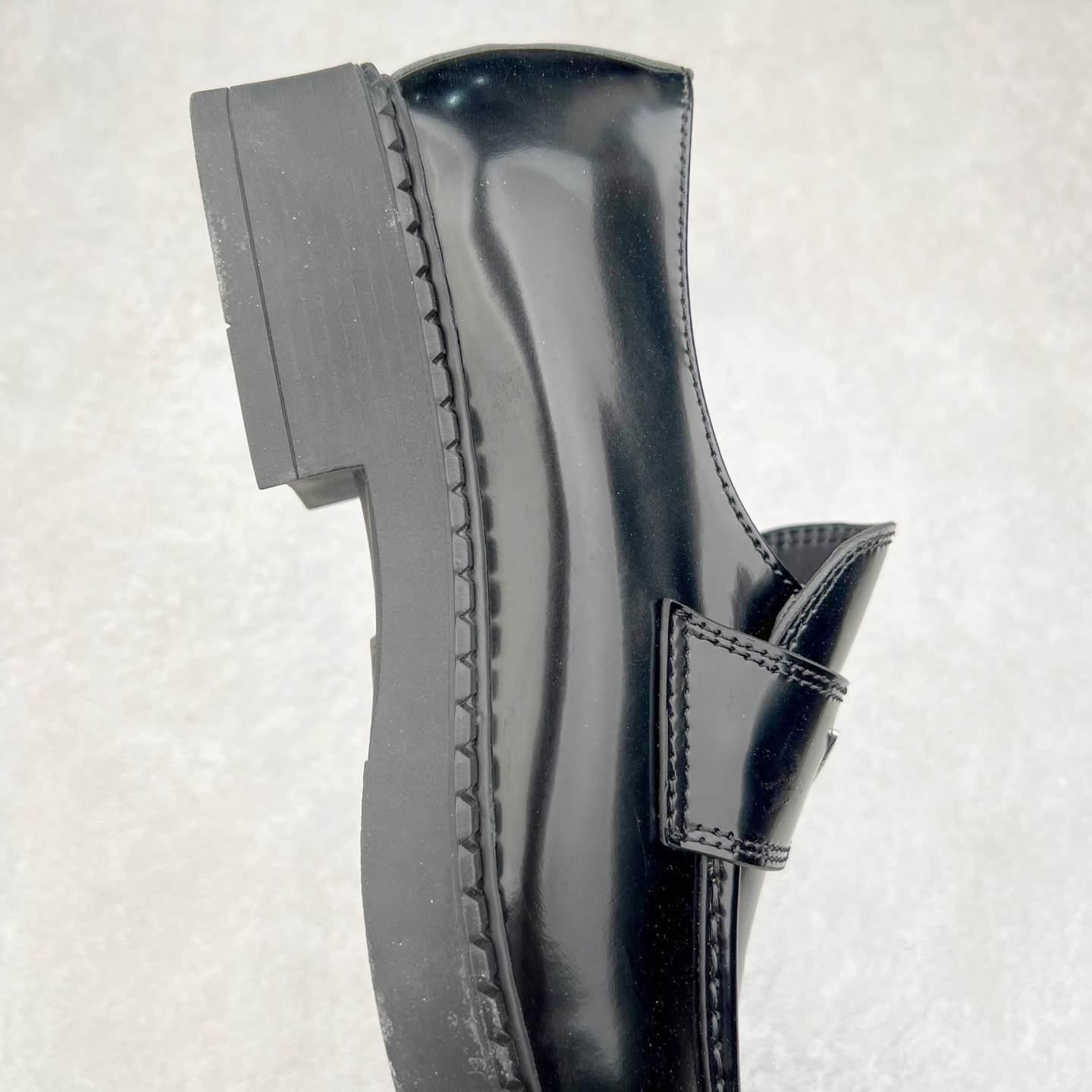 图片[6]-＃GD广顶 PRADA Monolith 普拉达皮革休闲平底乐福鞋 春夏最好的穿的乐福鞋 没有之一鞋型秀气大方 三角标加持 高级感拉满 无论日常通勤还是小场合都能穿出气场意大利著名的奢侈品品牌 普拉达这款牛皮面演绎prada式的黑暗优雅风情 鞋头很是秀气 鞋楦的复古与时尚平衡的非常好 没有平时别的款式的呆板整体是休闲时尚风 风格简约大方 舒适轻便 小牛皮鞋面超级软触感亲肤而光滑 很显质感也很好打理 设计摆脱路人感 打破沉闷单调 真的超级清秀百搭 而且这款增高效果一绝 特别有英伦风但又不是太过于复古的也很符合都市年轻人的审美 尺码：35 36 37 38 39 40 41-选品中心